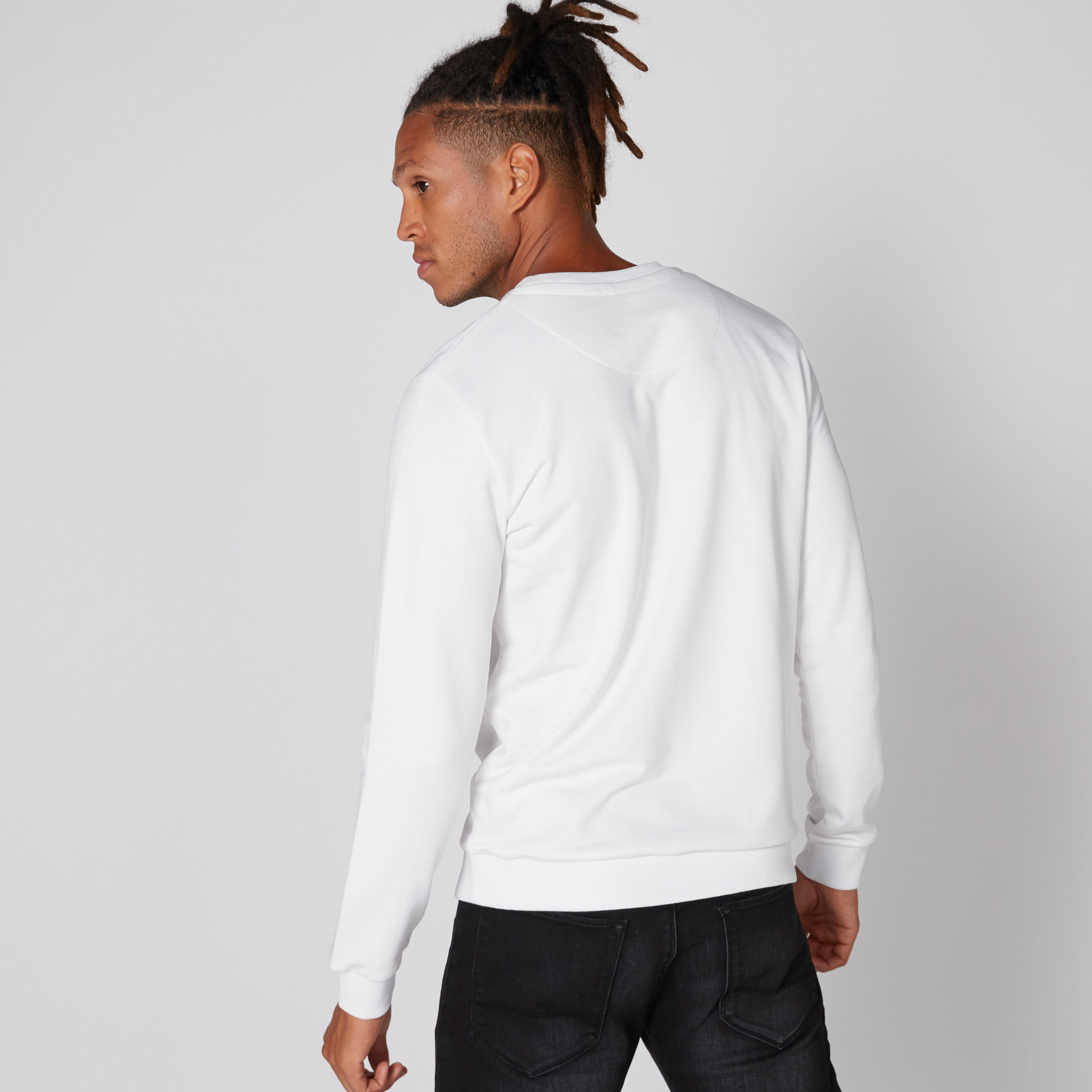 سويت شيرت بياقة ضيّقة وأكمام طويلة وطبعات-men-winterwear-hoodiesandsweatshirts-image-2