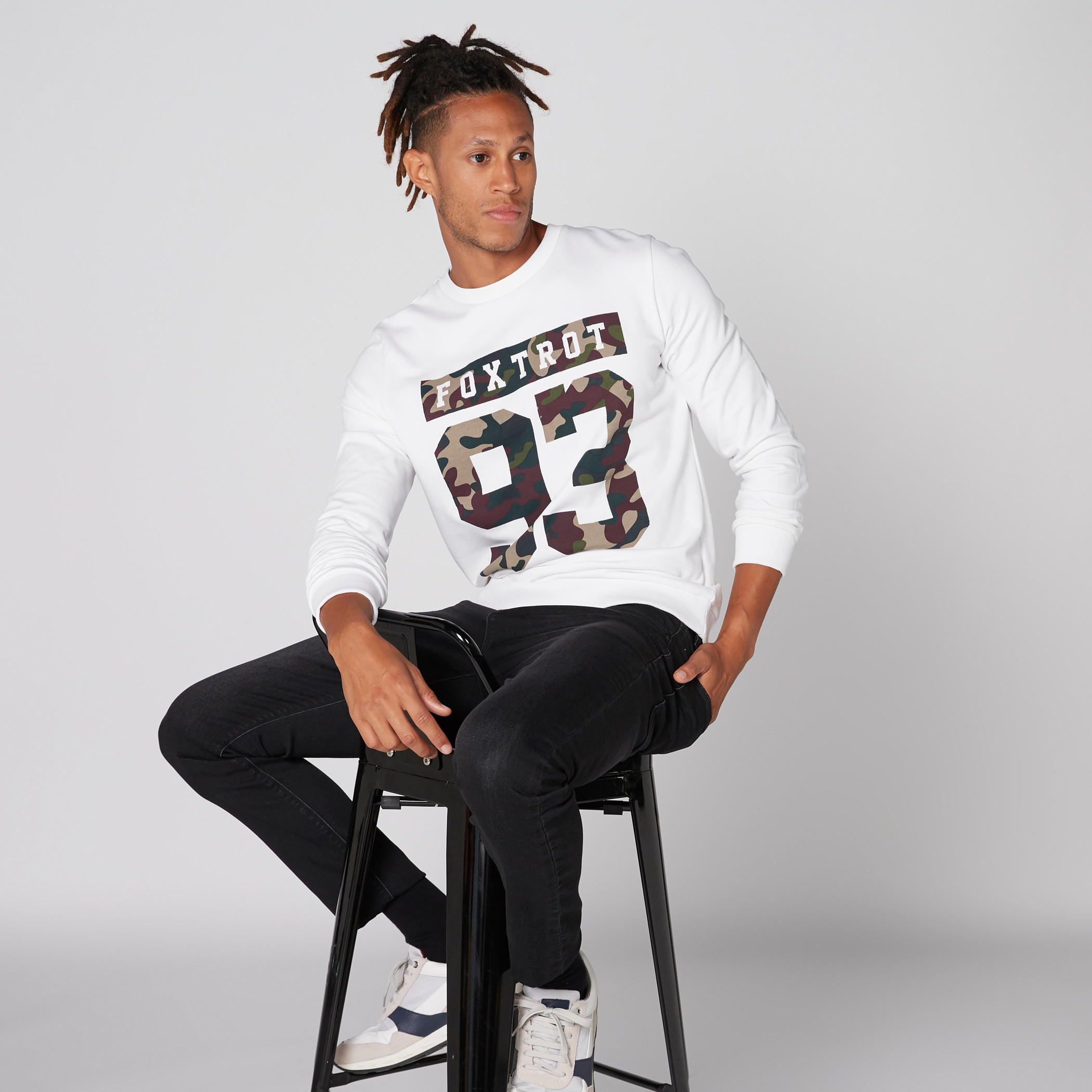 سويت شيرت بياقة ضيّقة وأكمام طويلة وطبعات-men-winterwear-hoodiesandsweatshirts-image-3