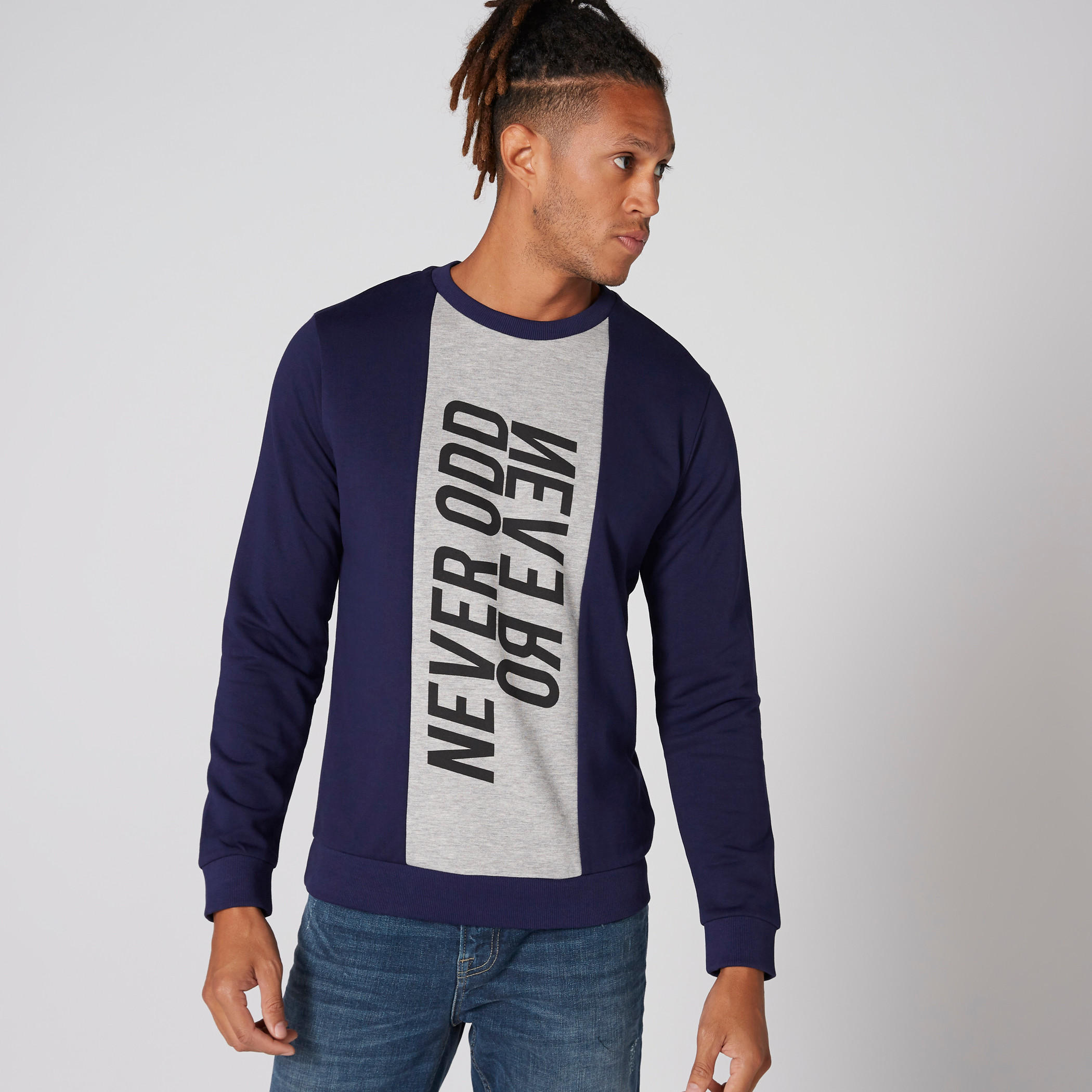 سويت شيرت بياقة ضيّقة وأكمام طويلة وطبعات-men-winterwear-hoodiesandsweatshirts-image-1