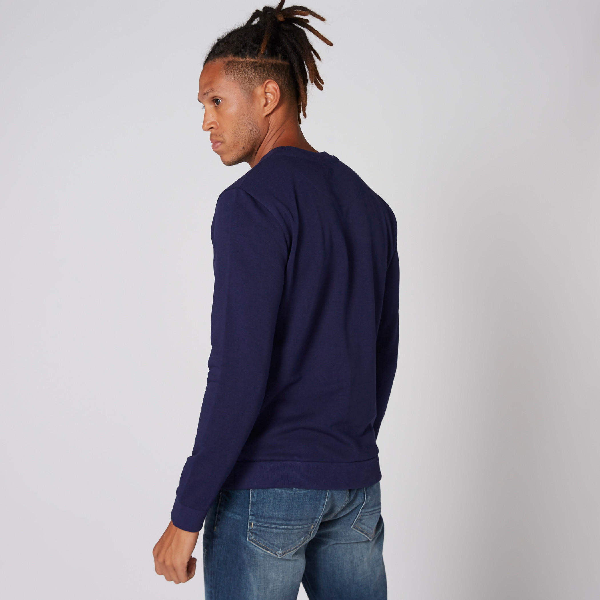 سويت شيرت بياقة ضيّقة وأكمام طويلة وطبعات-men-winterwear-hoodiesandsweatshirts-image-2