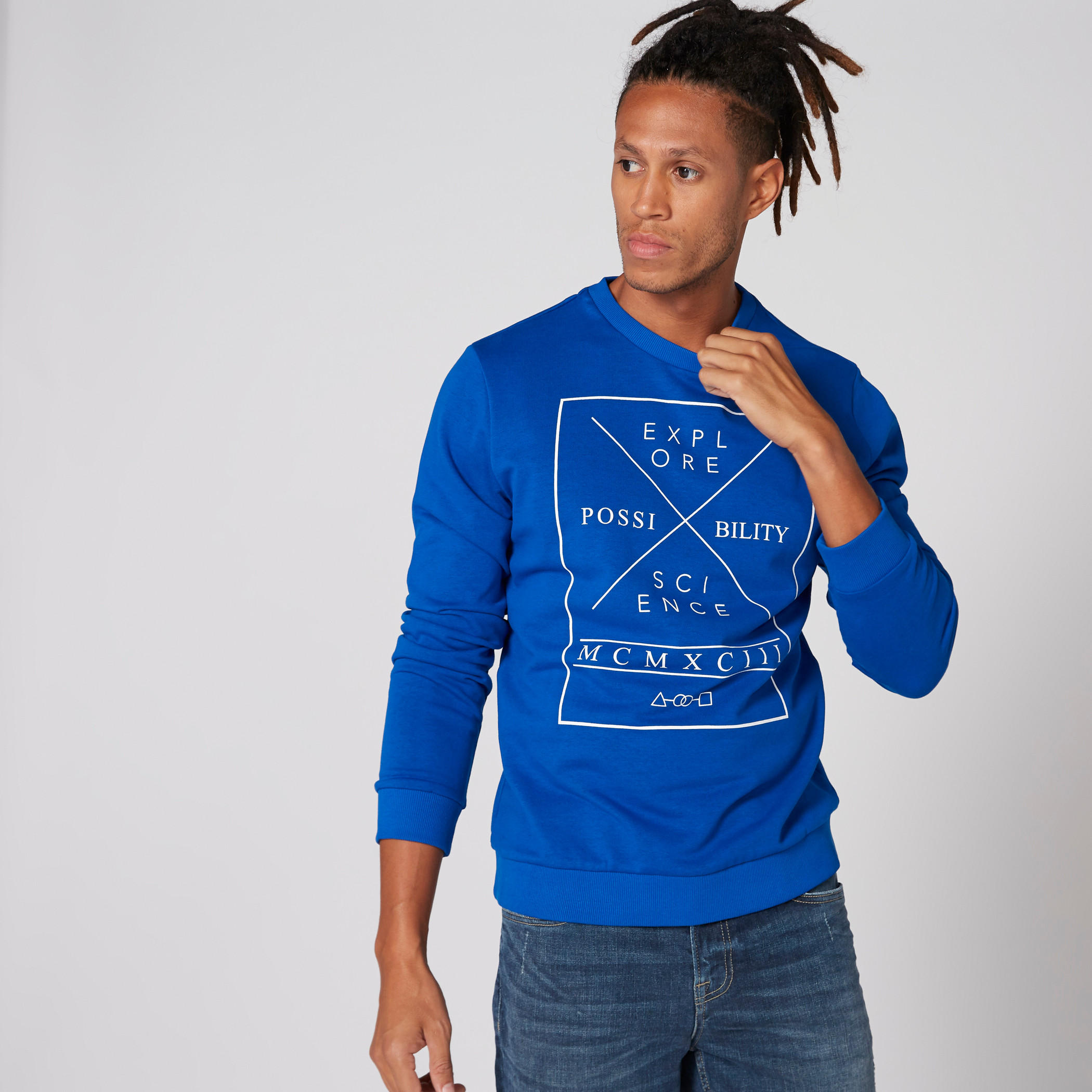 سويت شيرت بياقة ضيّقة وأكمام طويلة وطبعات-men-winterwear-hoodiesandsweatshirts-image-1