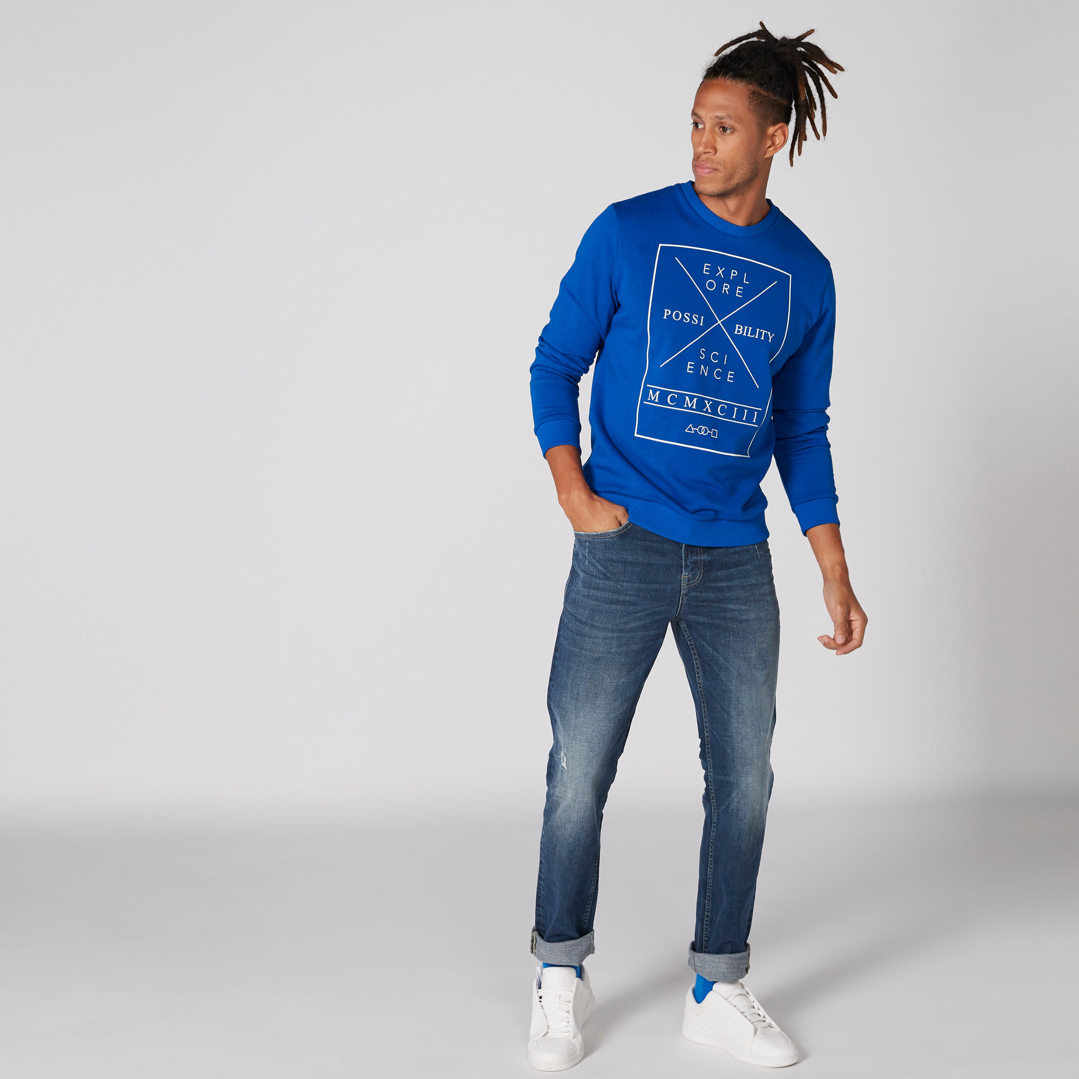 سويت شيرت بياقة ضيّقة وأكمام طويلة وطبعات-men-winterwear-hoodiesandsweatshirts-image-3