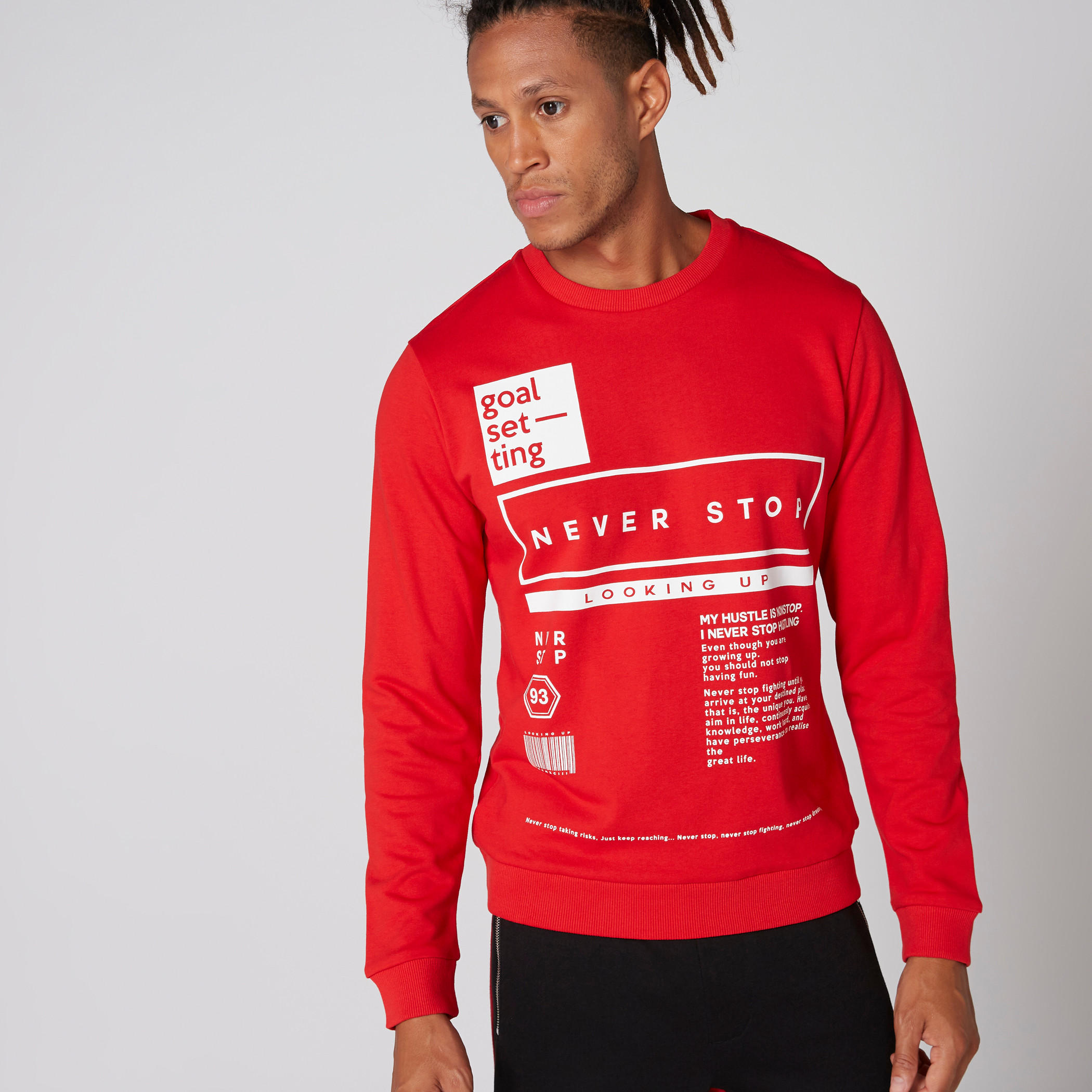 سويت شيرت بياقة ضيّقة وأكمام طويلة وطبعات-men-winterwear-hoodiesandsweatshirts-image-1