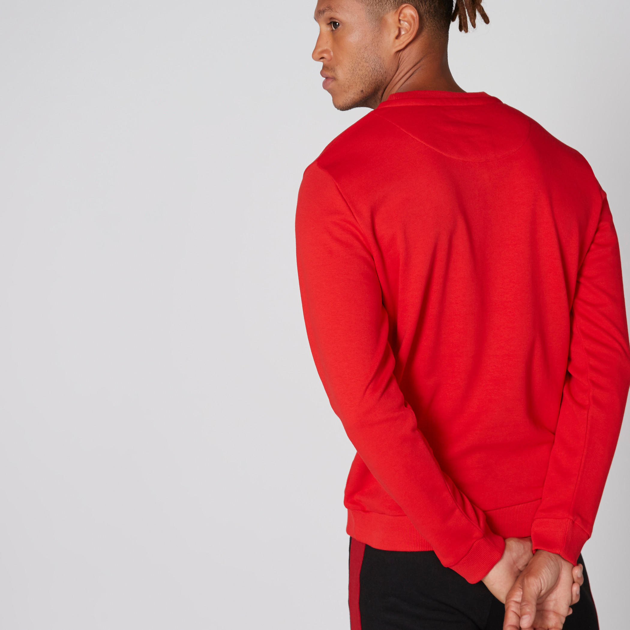 سويت شيرت بياقة ضيّقة وأكمام طويلة وطبعات-men-winterwear-hoodiesandsweatshirts-image-2