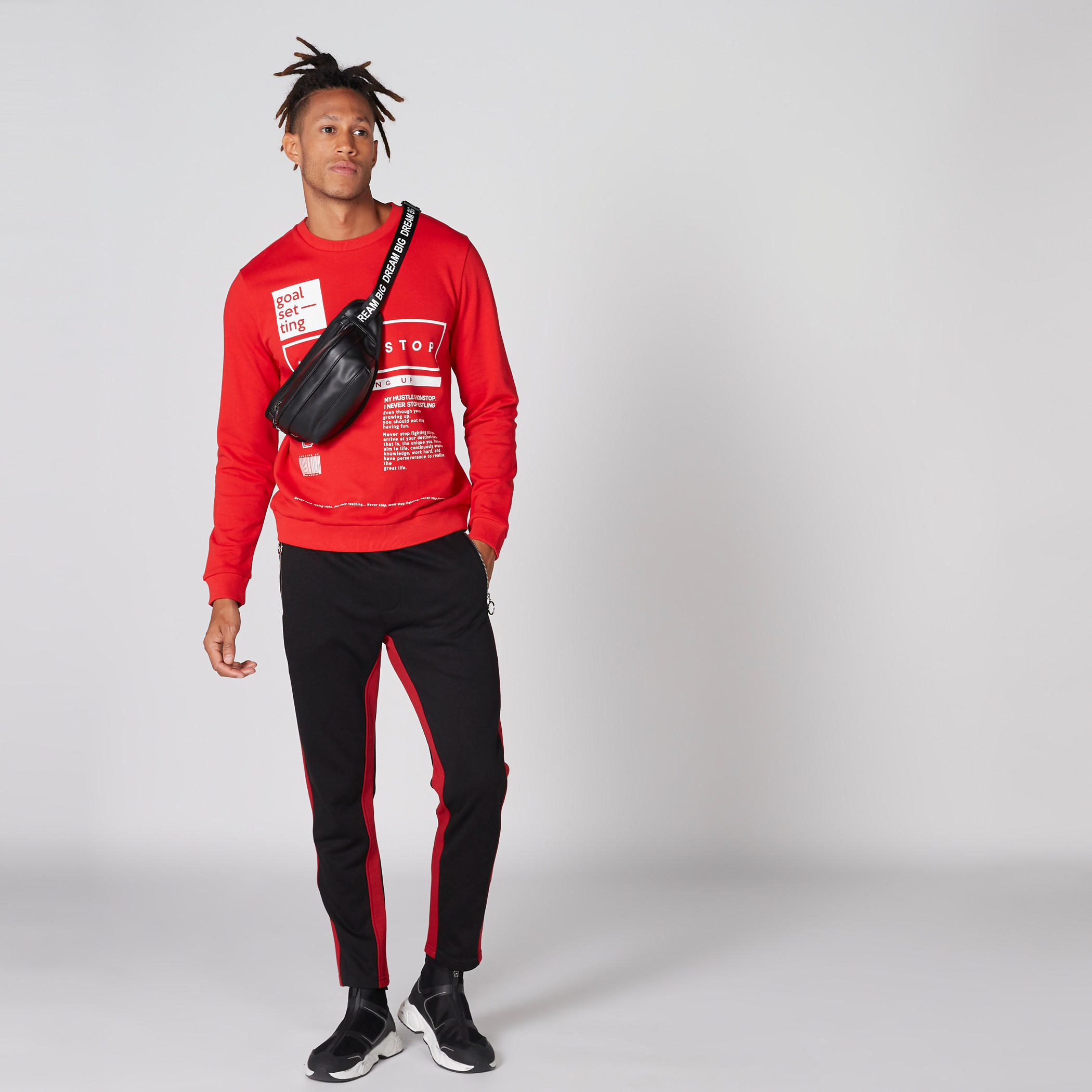 سويت شيرت بياقة ضيّقة وأكمام طويلة وطبعات-men-winterwear-hoodiesandsweatshirts-image-3
