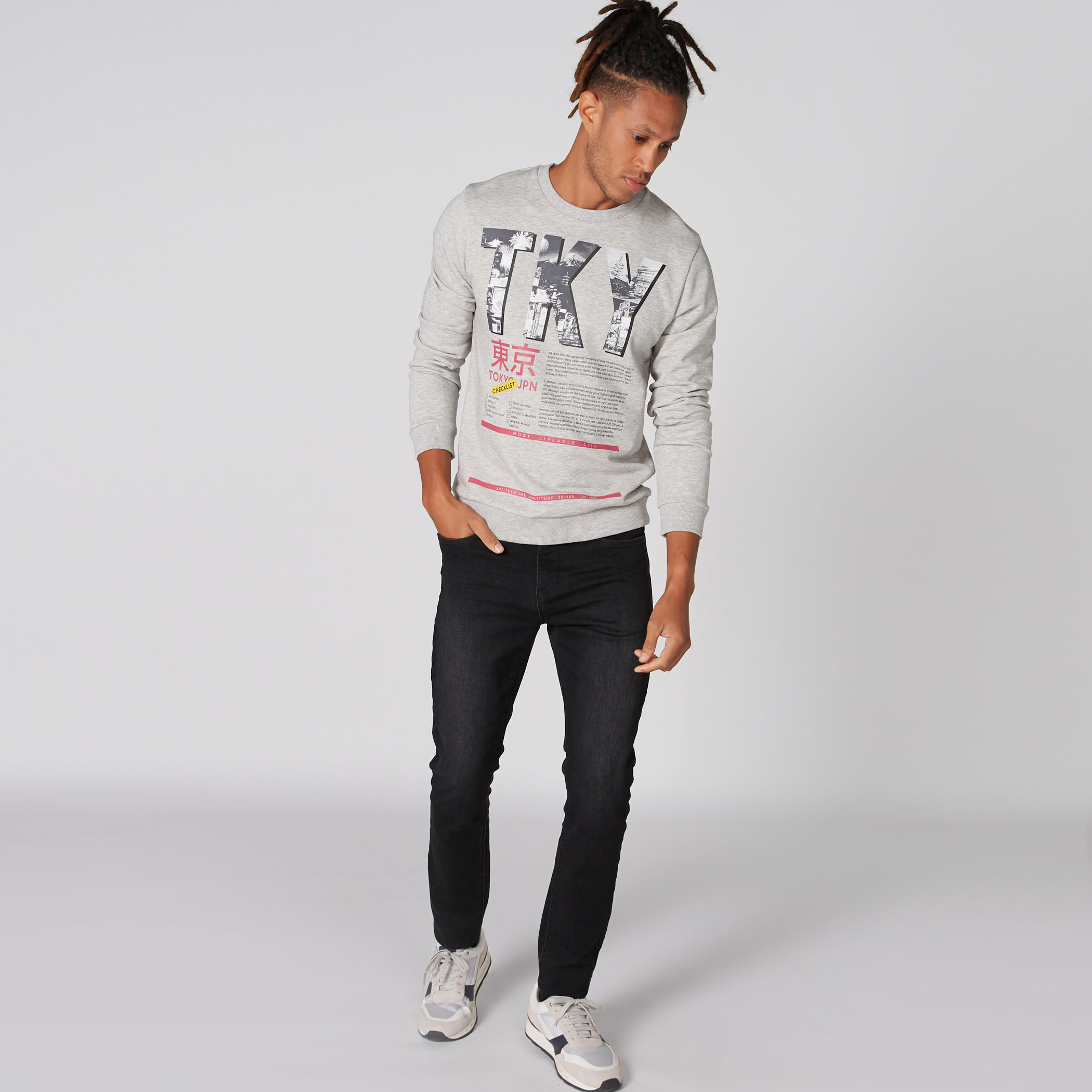 سويت شيرت بياقة ضيّقة وأكمام طويلة وطبعات-men-winterwear-hoodiesandsweatshirts-image-1