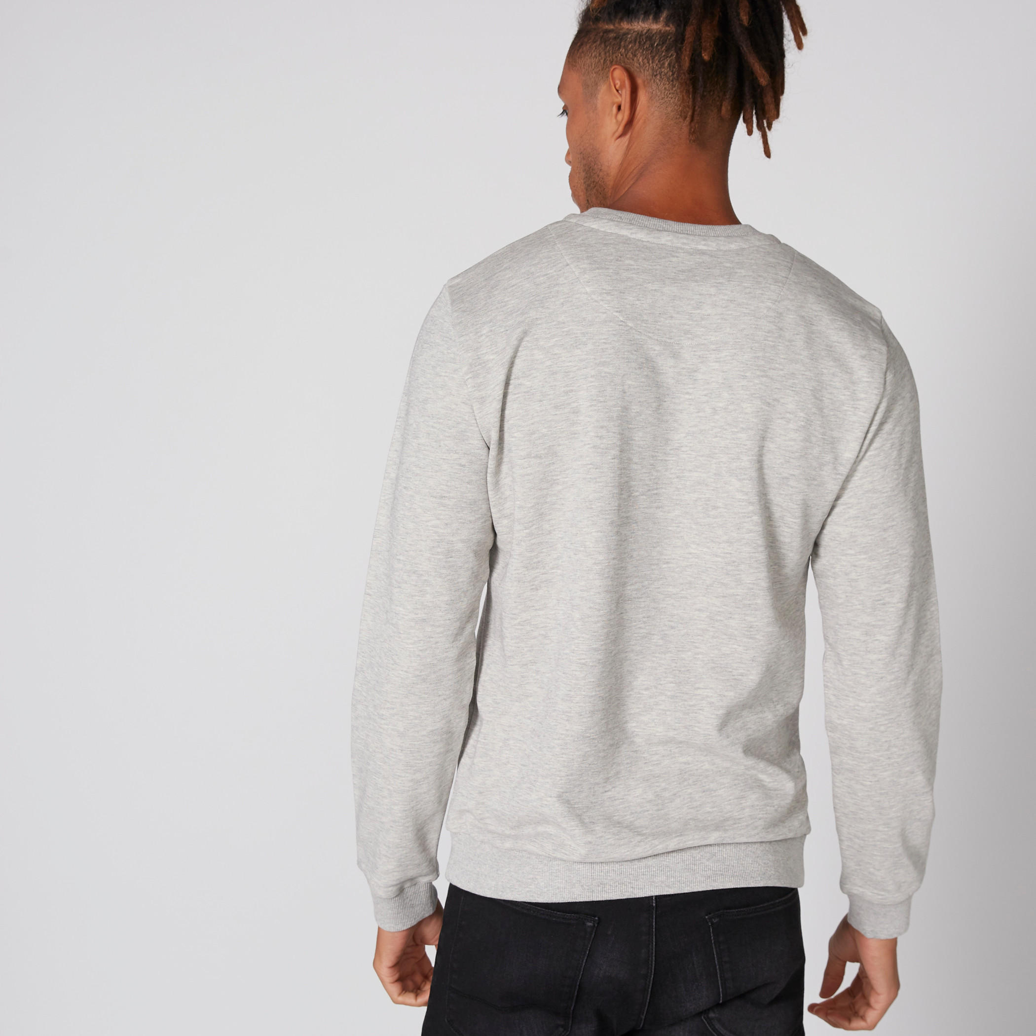سويت شيرت بياقة ضيّقة وأكمام طويلة وطبعات-men-winterwear-hoodiesandsweatshirts-image-2
