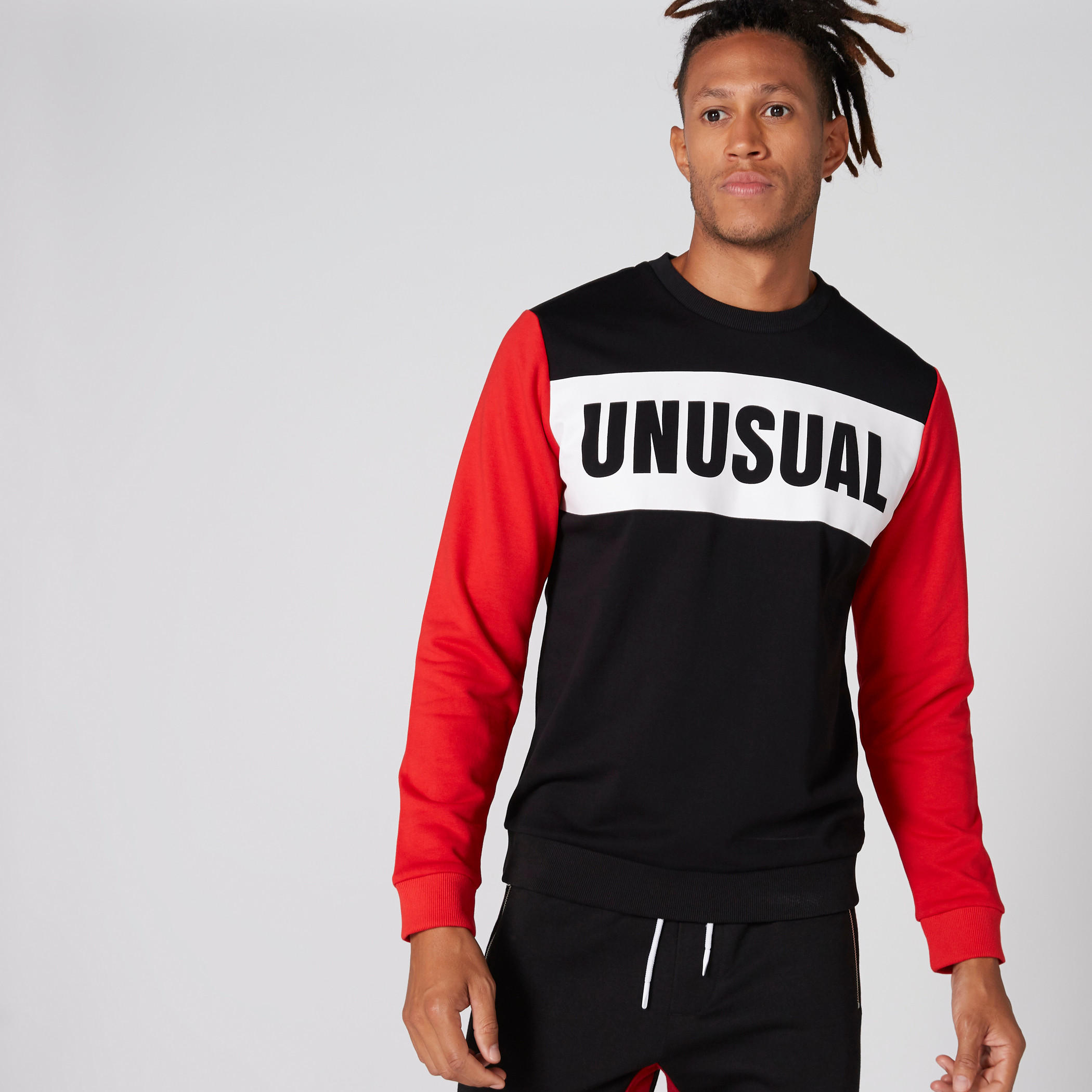 سويت شيرت بياقة ضيّقة وأكمام طويلة وطبعات-men-winterwear-hoodiesandsweatshirts-image-3
