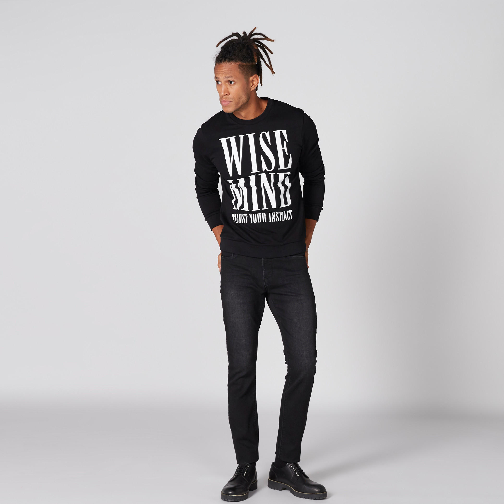 سويت شيرت بياقة ضيّقة وأكمام طويلة وطبعات-men-winterwear-hoodiesandsweatshirts-image-1
