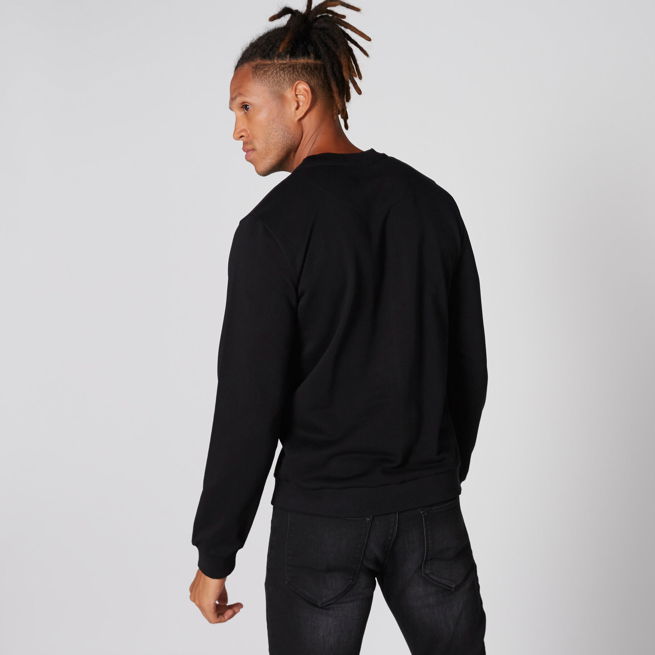 سويت شيرت بياقة ضيّقة وأكمام طويلة وطبعات-men-winterwear-hoodiesandsweatshirts-image-2