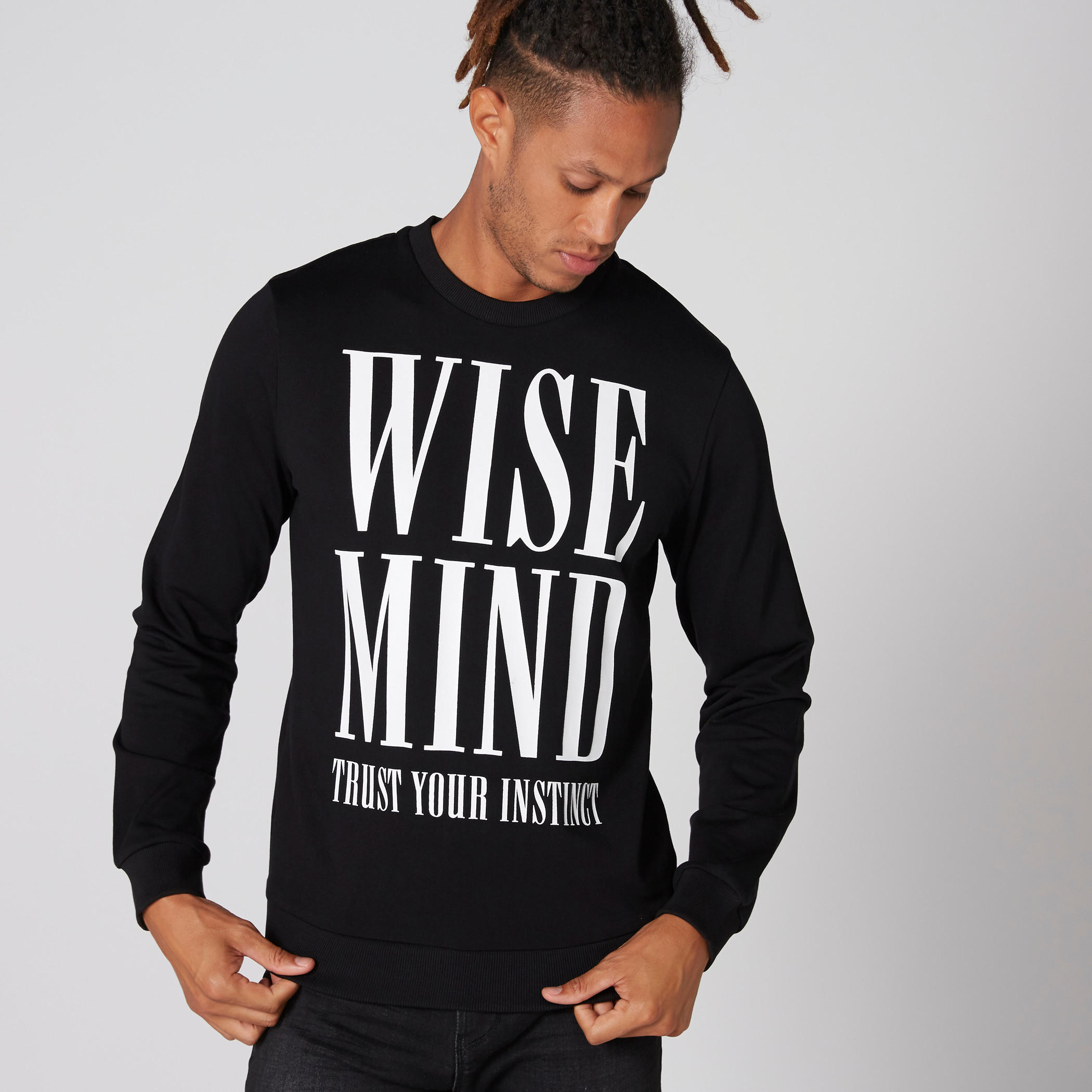 سويت شيرت بياقة ضيّقة وأكمام طويلة وطبعات-men-winterwear-hoodiesandsweatshirts-image-3