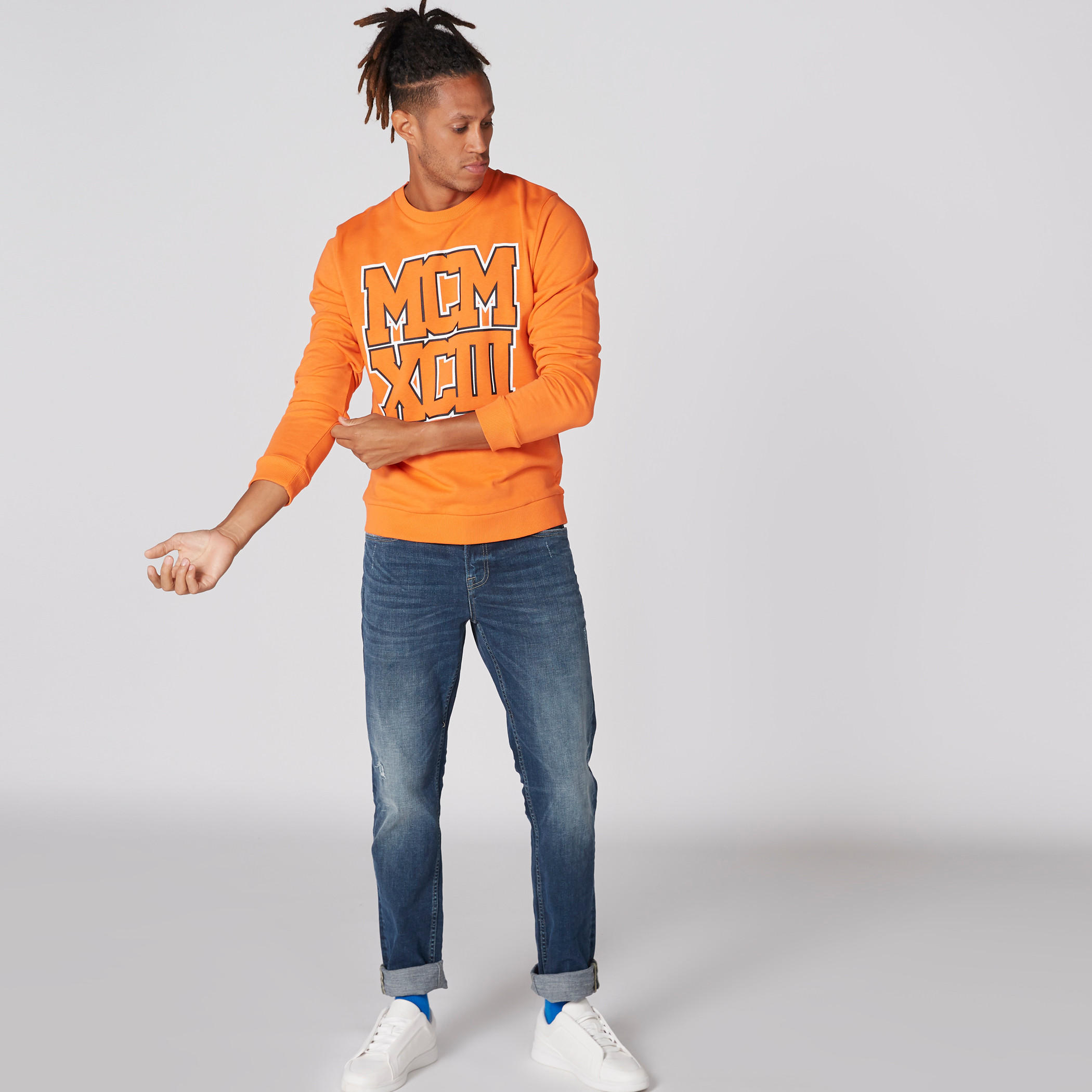 سويت شيرت بياقة ضيّقة وأكمام طويلة وطبعات-men-winterwear-hoodiesandsweatshirts-image-1