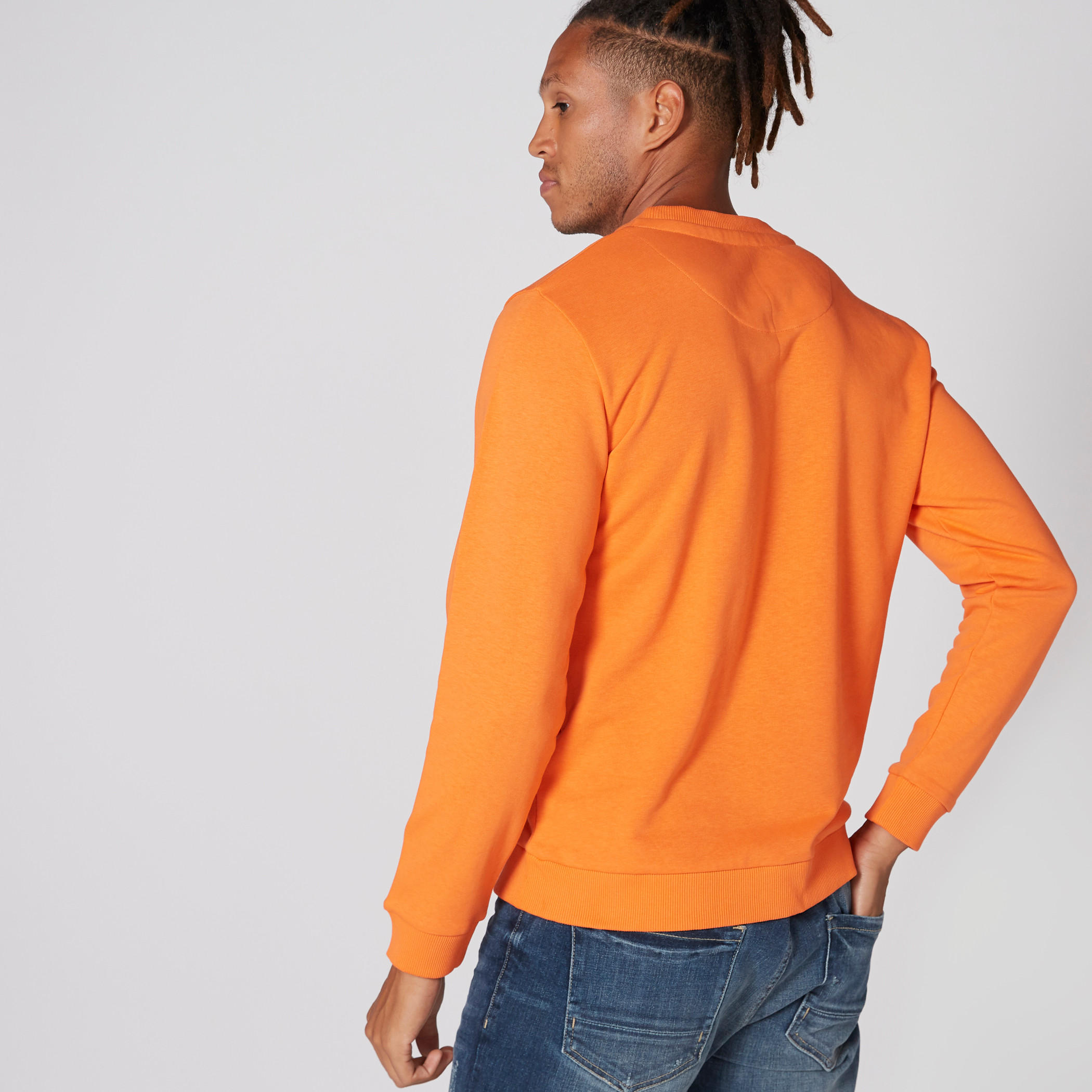 سويت شيرت بياقة ضيّقة وأكمام طويلة وطبعات-men-winterwear-hoodiesandsweatshirts-image-2