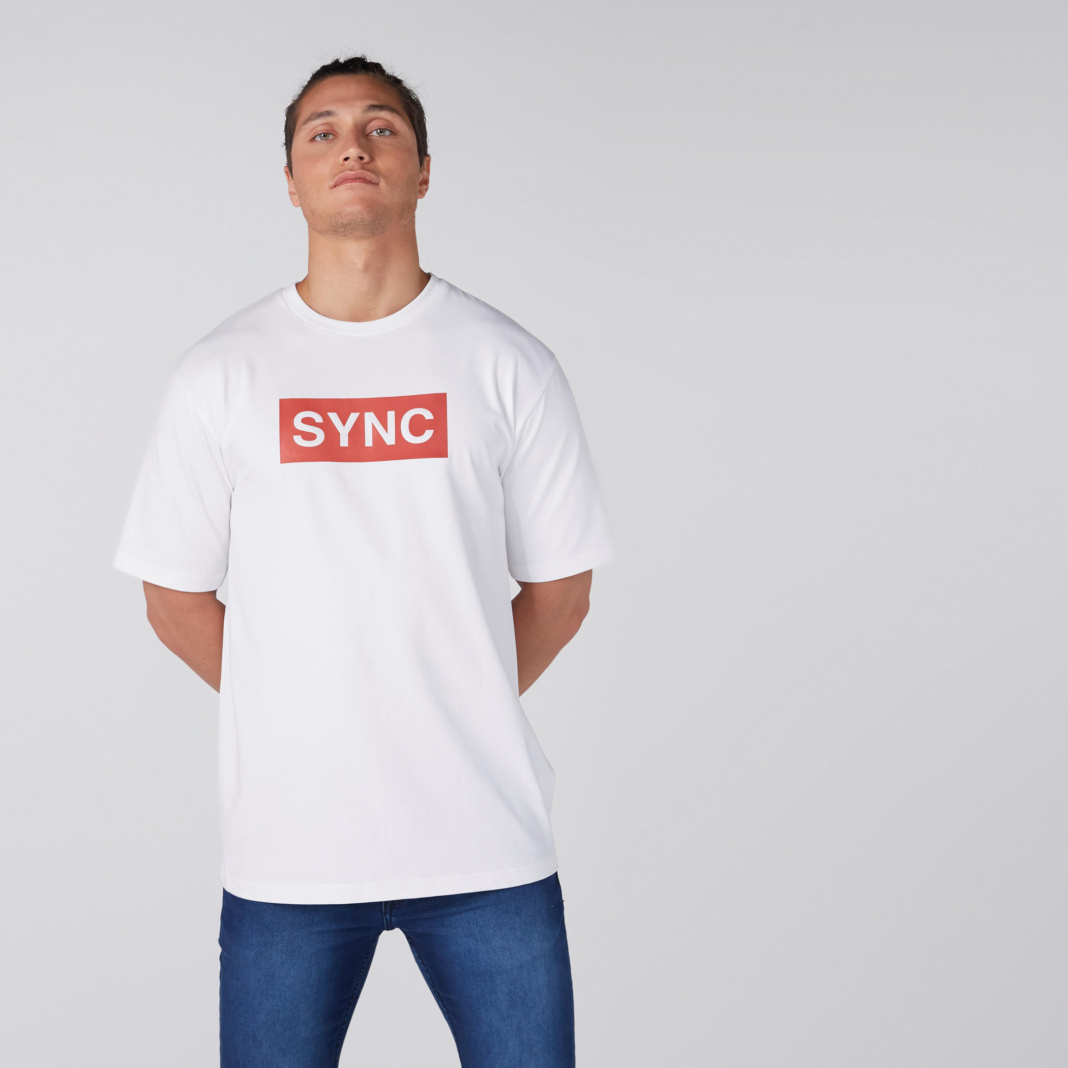 تيشيرت بنقش مطبوع مع ياقة دائرية وأكمام قصيرة-men-clothing-tshirtsandpolos-tshirts-image-1