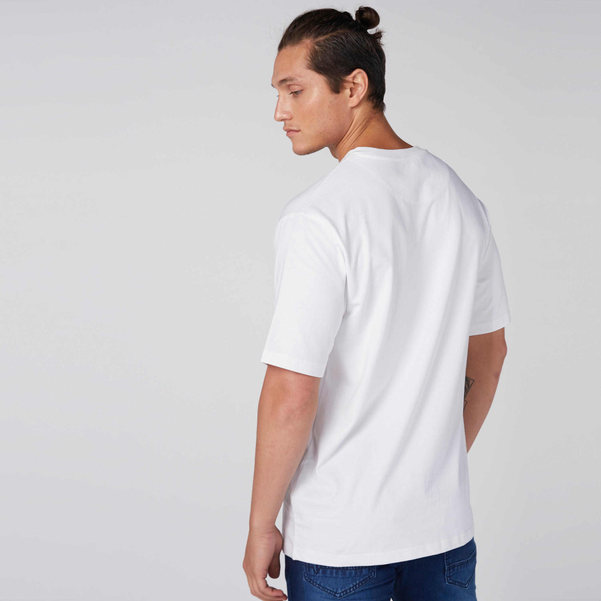 تيشيرت بنقش مطبوع مع ياقة دائرية وأكمام قصيرة-men-clothing-tshirtsandpolos-tshirts-image-2