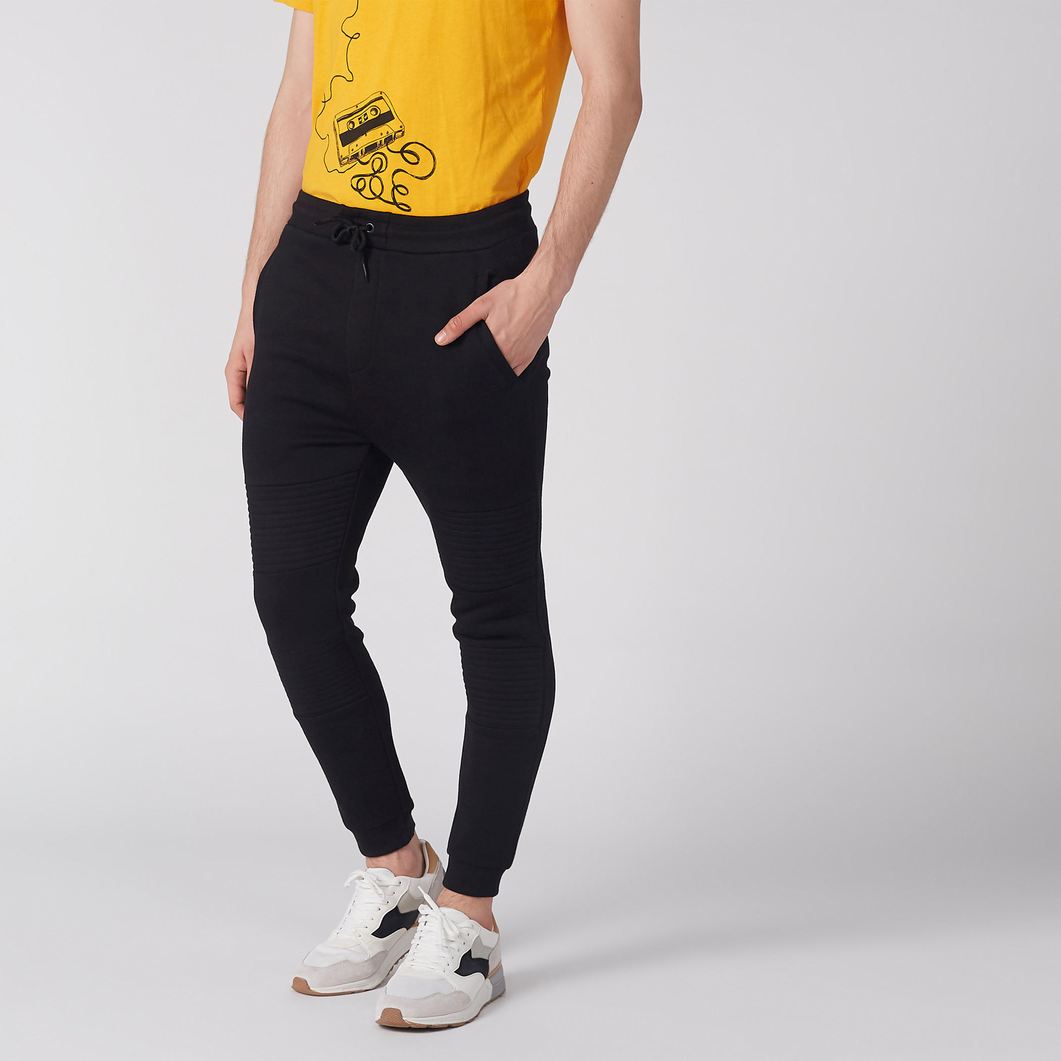 بنطال رياضي بارز الملمس بخصر مطّاطي وجيوب-men-clothing-bottoms-joggers-image-1