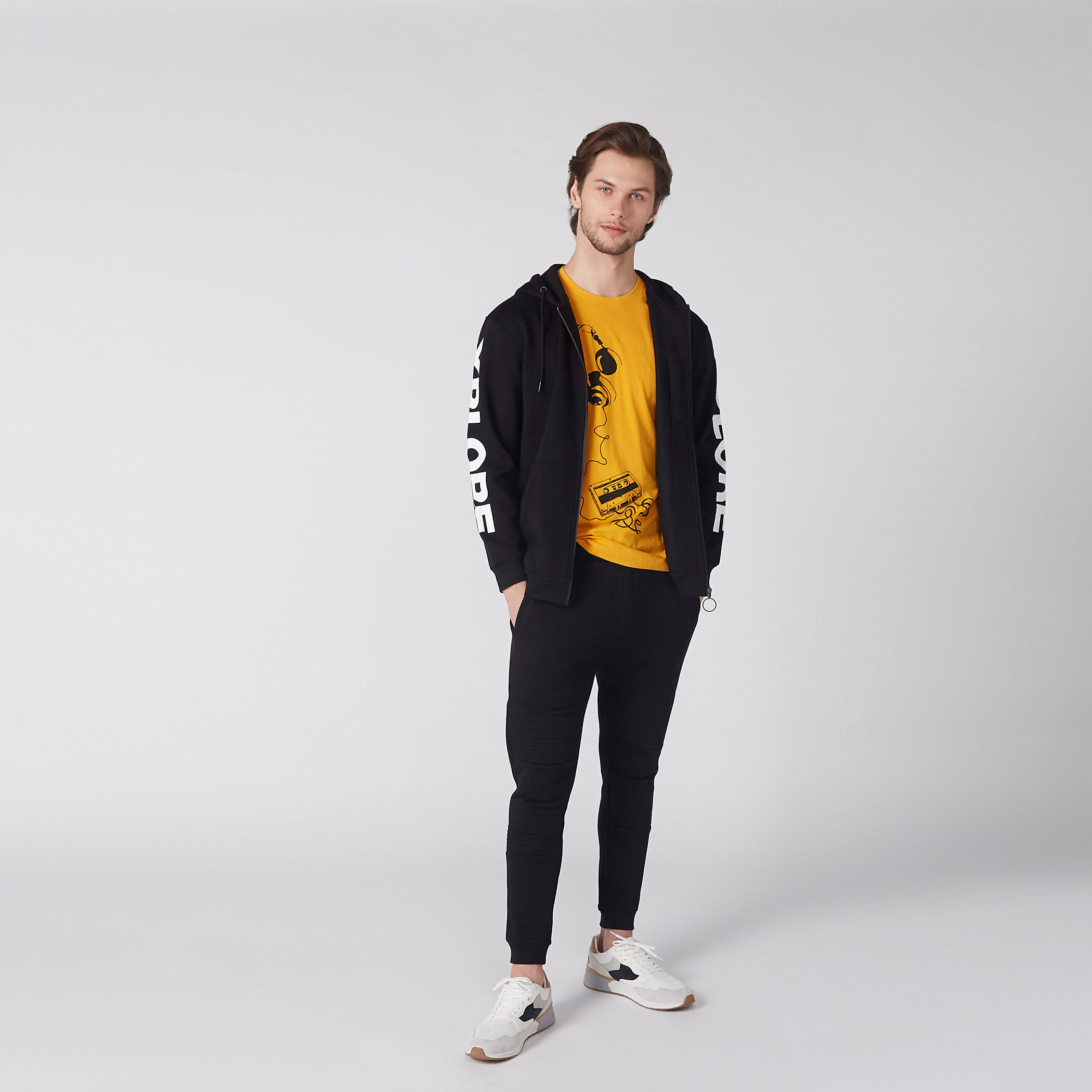 بنطال رياضي بارز الملمس بخصر مطّاطي وجيوب-men-clothing-bottoms-joggers-image-2