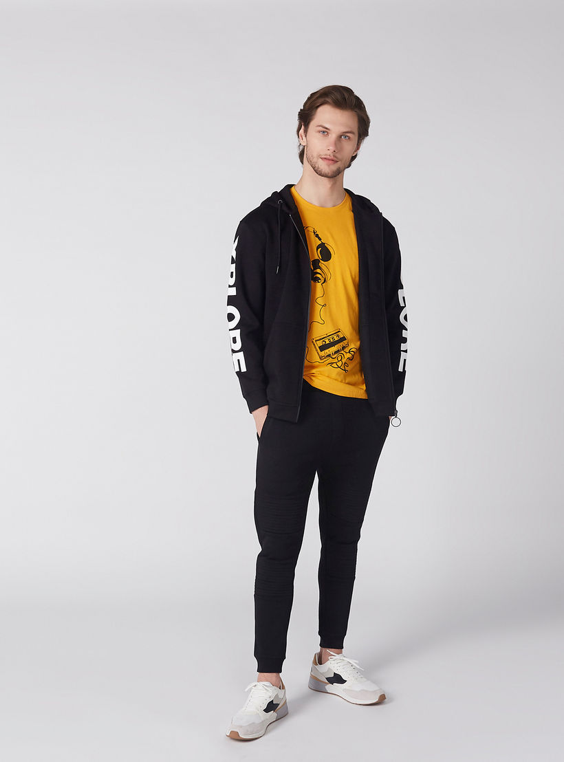 بنطال رياضي بارز الملمس بخصر مطّاطي وجيوب-men-clothing-bottoms-joggers-image-2