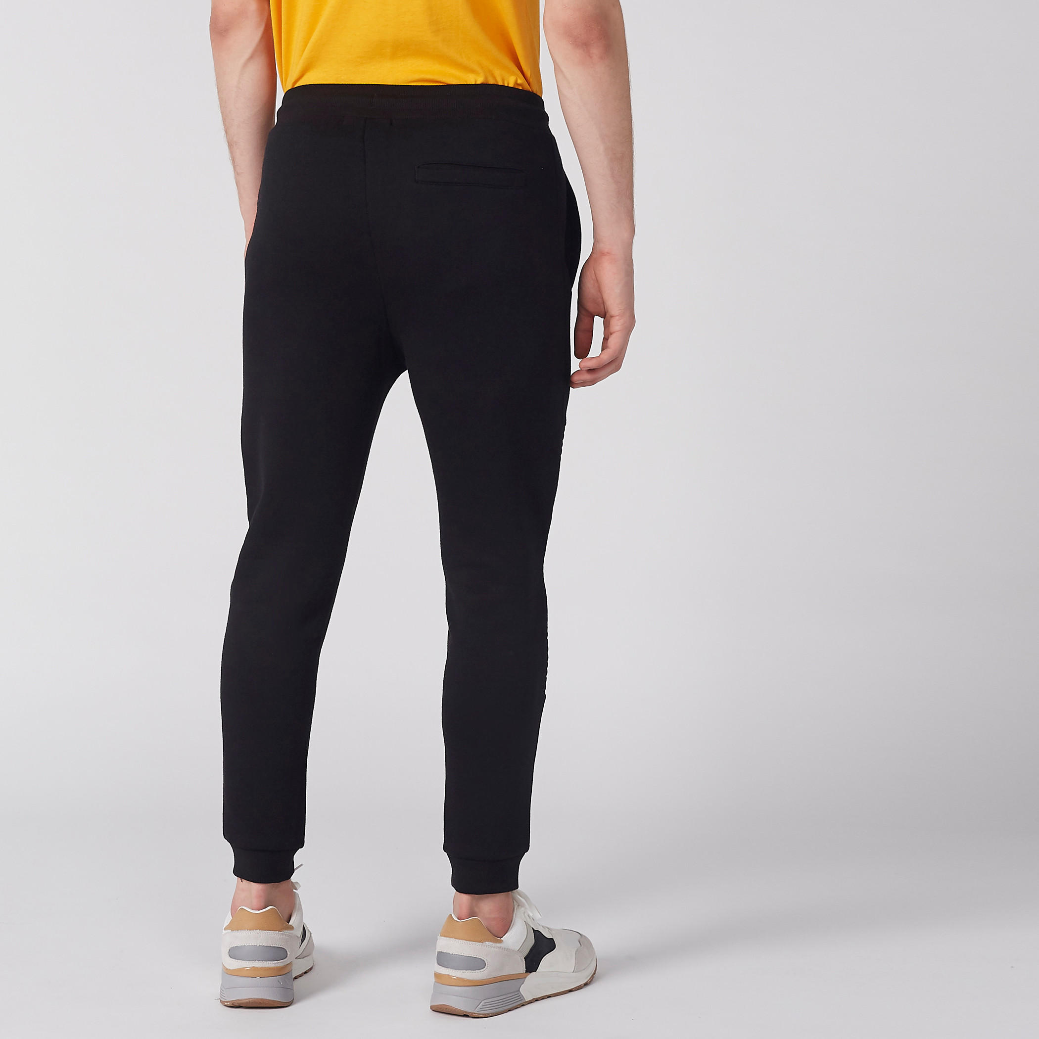 بنطال رياضي بارز الملمس بخصر مطّاطي وجيوب-men-clothing-bottoms-joggers-image-3