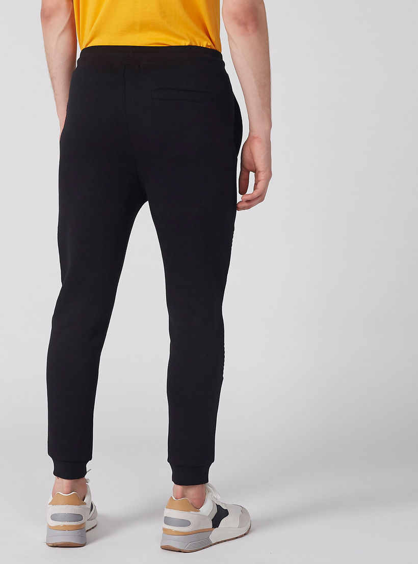 بنطال رياضي بارز الملمس بخصر مطّاطي وجيوب-men-clothing-bottoms-joggers-image-3