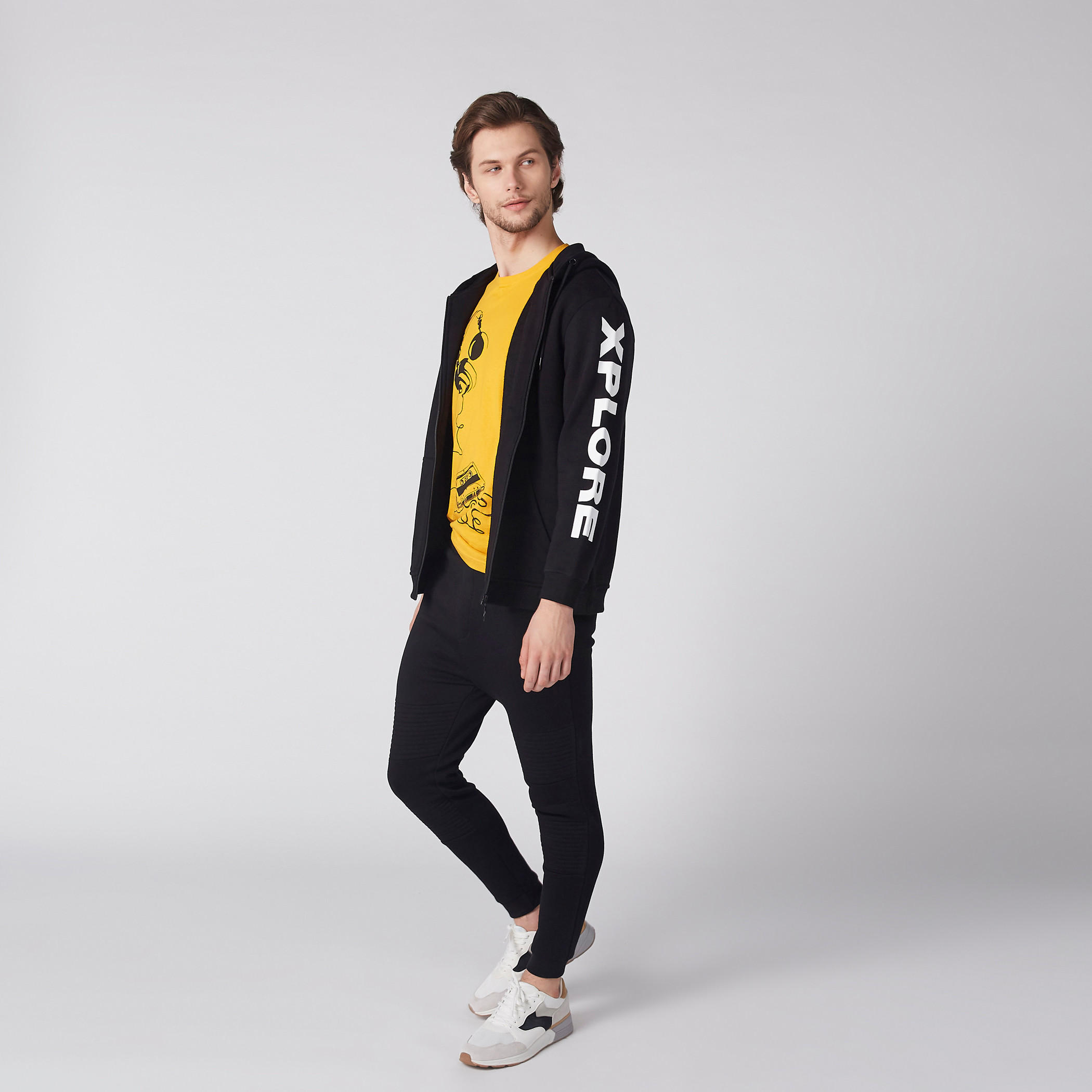 بنطال رياضي بارز الملمس بخصر مطّاطي وجيوب-men-clothing-bottoms-joggers-image-4