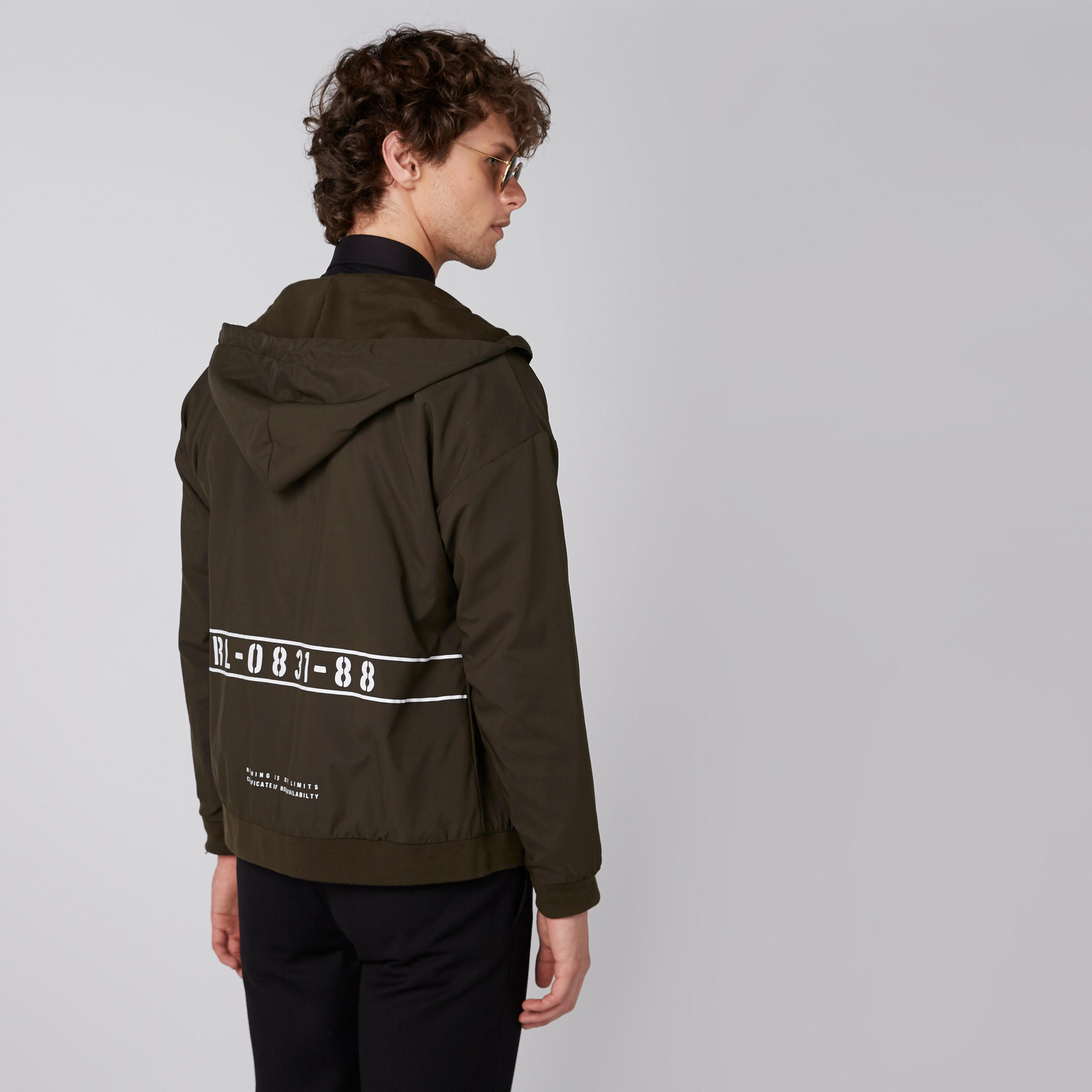 جاكيت بأكمام طويلة وقبعة وطبعات-men-clothing-jacketsandblazers-jackets-image-6