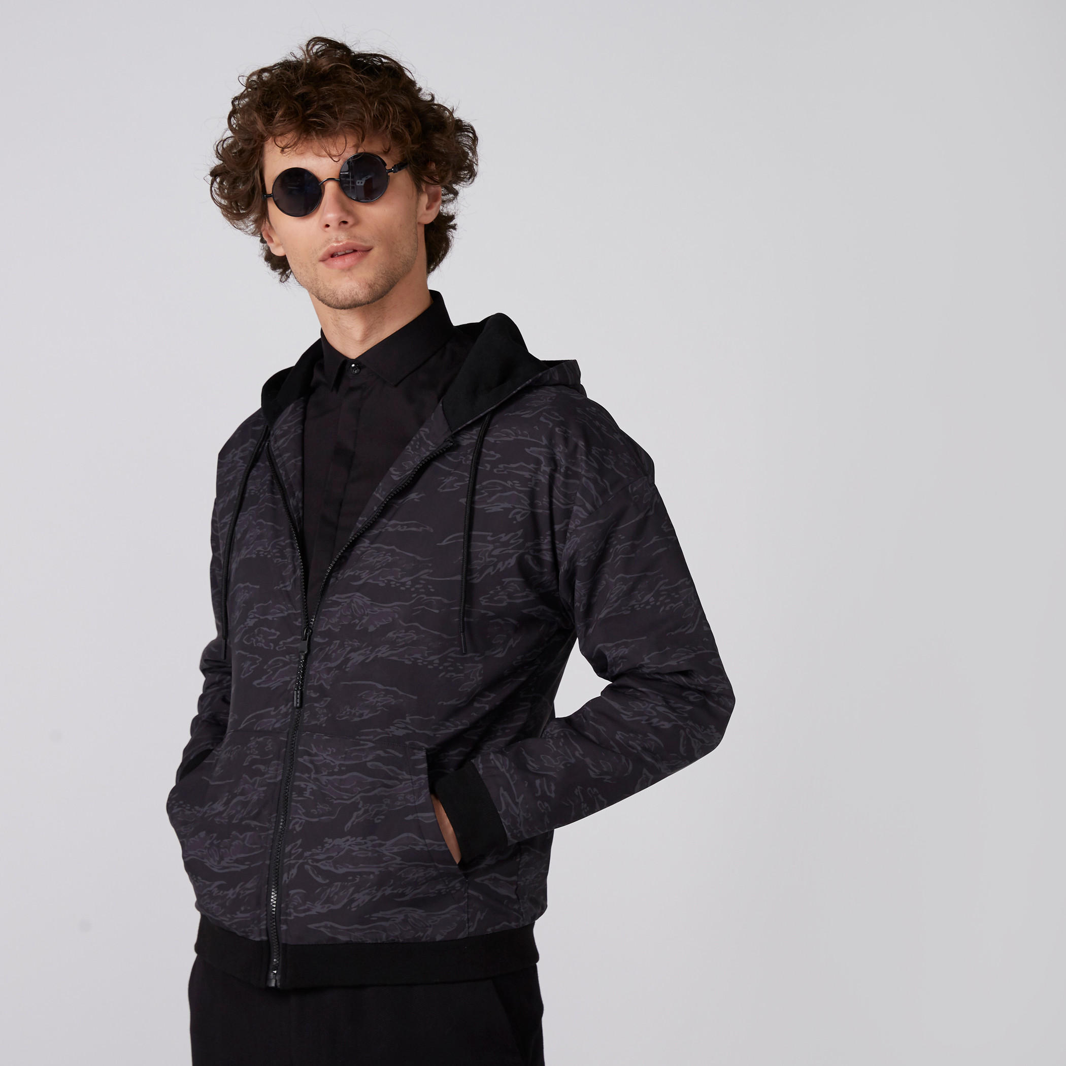 جاكيت بأكمام طويلة وقبعة وطبعات-men-clothing-jacketsandblazers-jackets-image-1