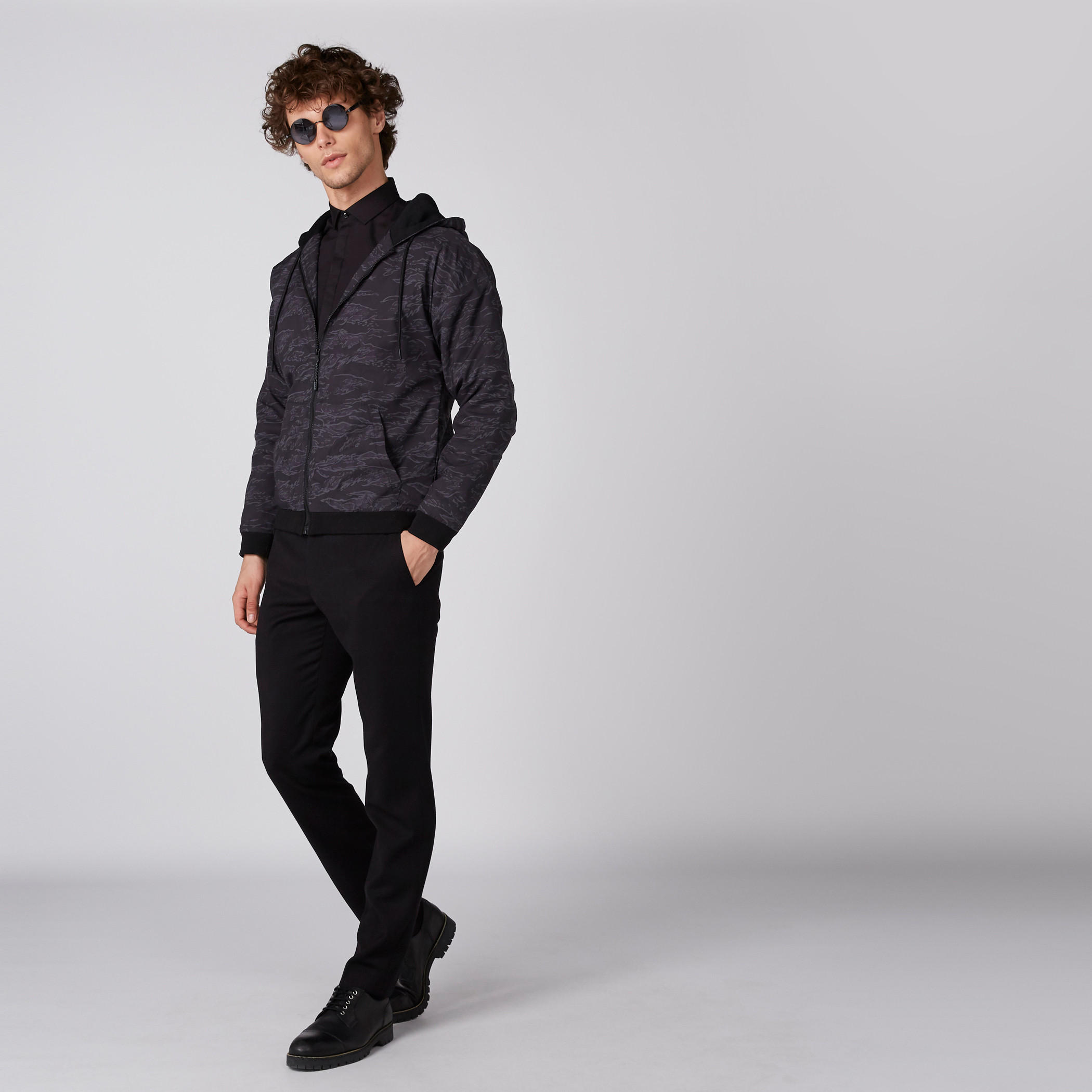 جاكيت بأكمام طويلة وقبعة وطبعات-men-clothing-jacketsandblazers-jackets-image-3