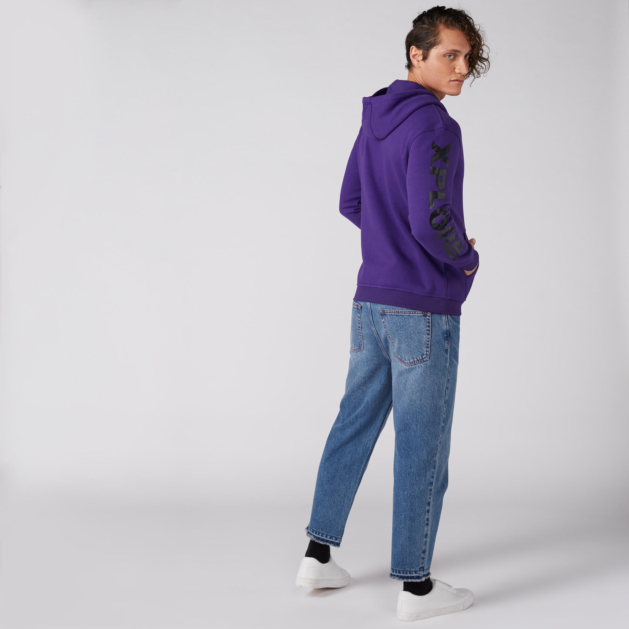 جاكيت بأكمام طويلة وسحّاب إغلاق وقبّعة-men-clothing-jacketsandblazers-jackets-image-2