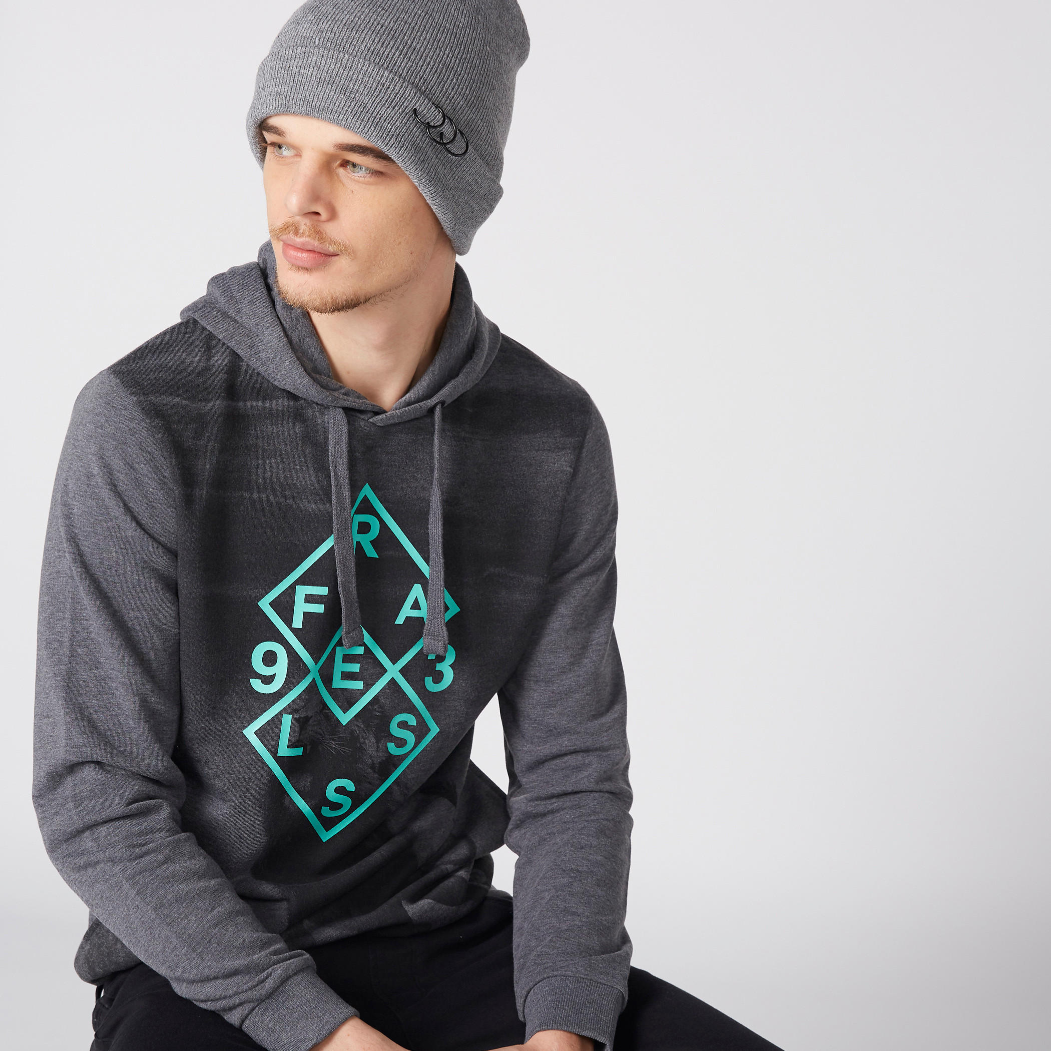 سويت شيرت بأكمام طويلة وقبعة وطبعات-men-winterwear-hoodiesandsweatshirts-image-1