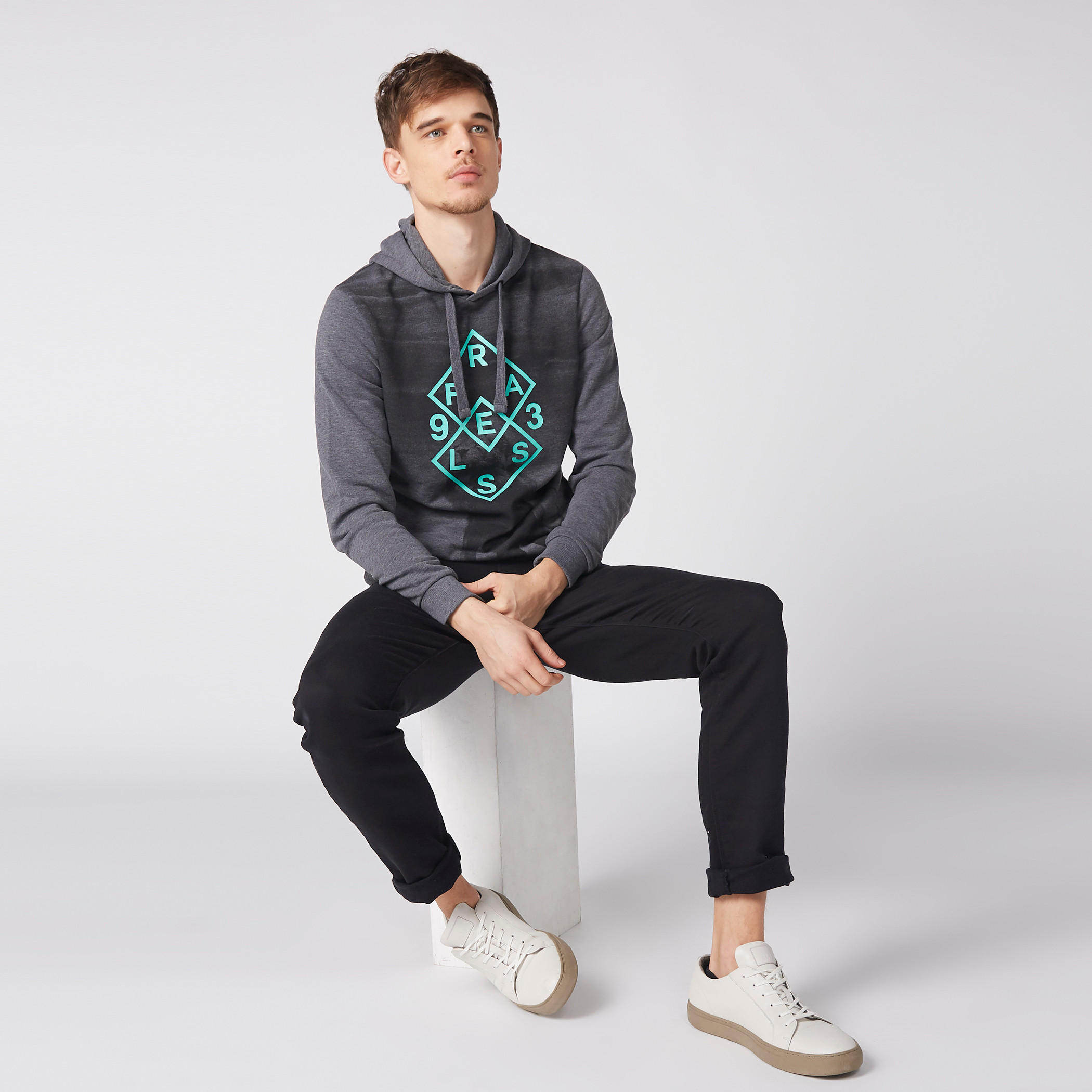 سويت شيرت بأكمام طويلة وقبعة وطبعات-men-winterwear-hoodiesandsweatshirts-image-2