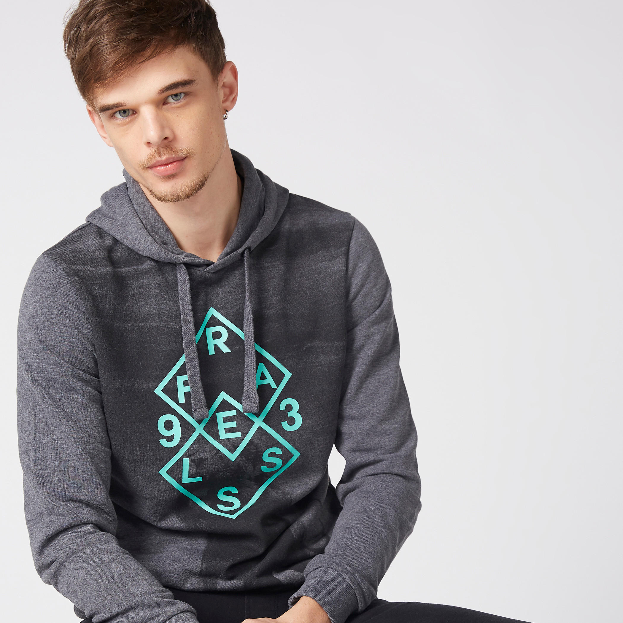 سويت شيرت بأكمام طويلة وقبعة وطبعات-men-winterwear-hoodiesandsweatshirts-image-3