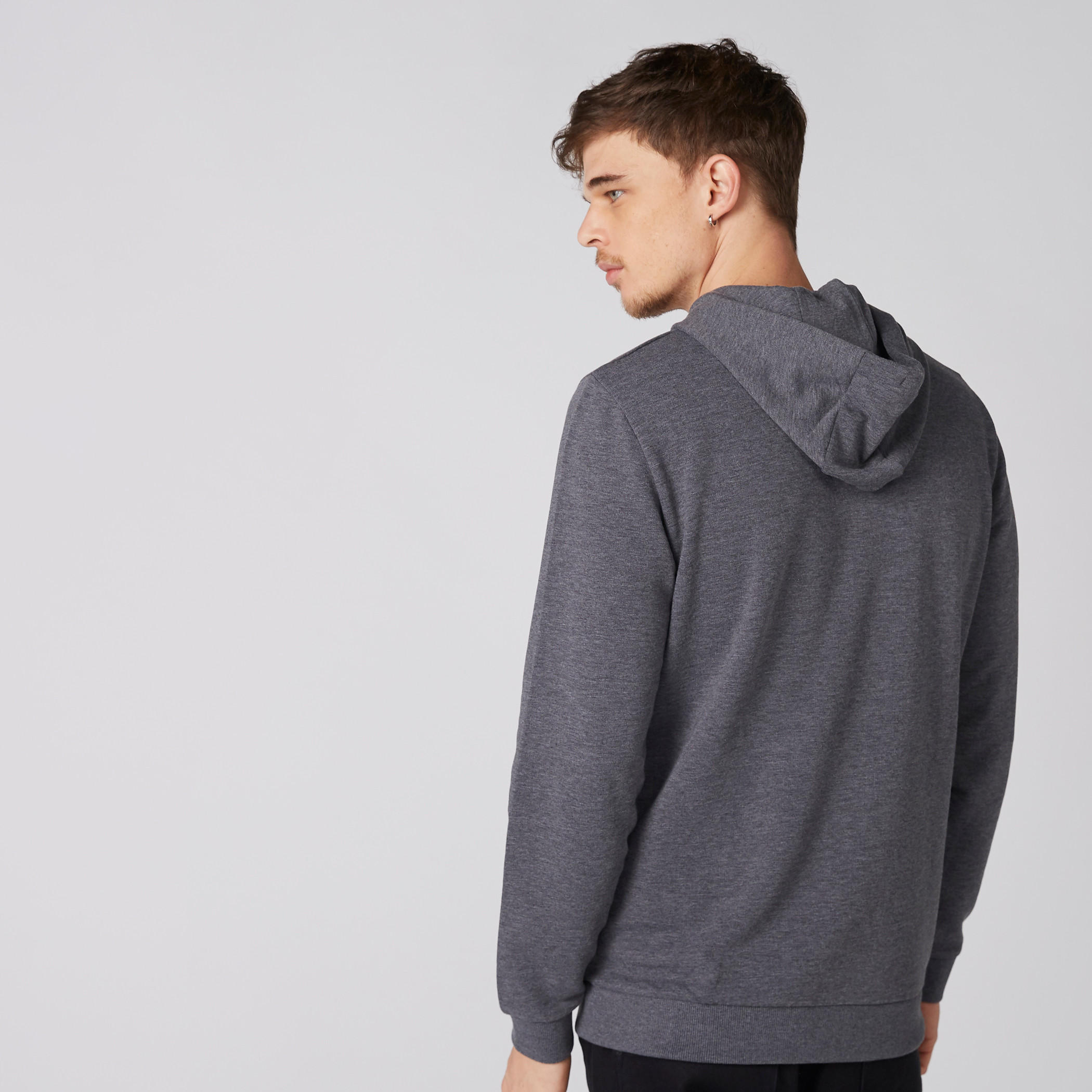 سويت شيرت بأكمام طويلة وقبعة وطبعات-men-winterwear-hoodiesandsweatshirts-image-4
