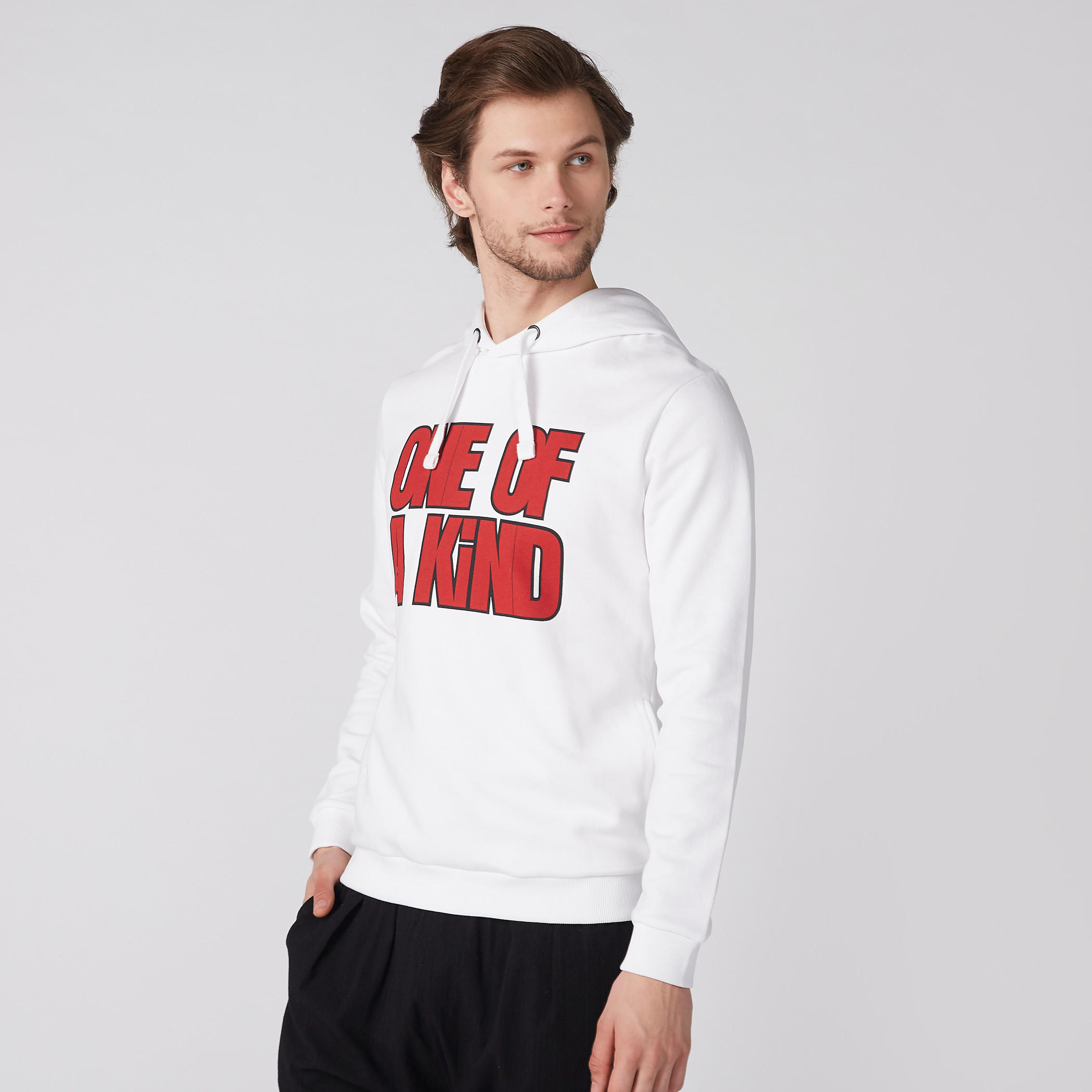 سويت شيرت بقبعة وأكمام طويلة وطبعات-men-winterwear-hoodiesandsweatshirts-image-2