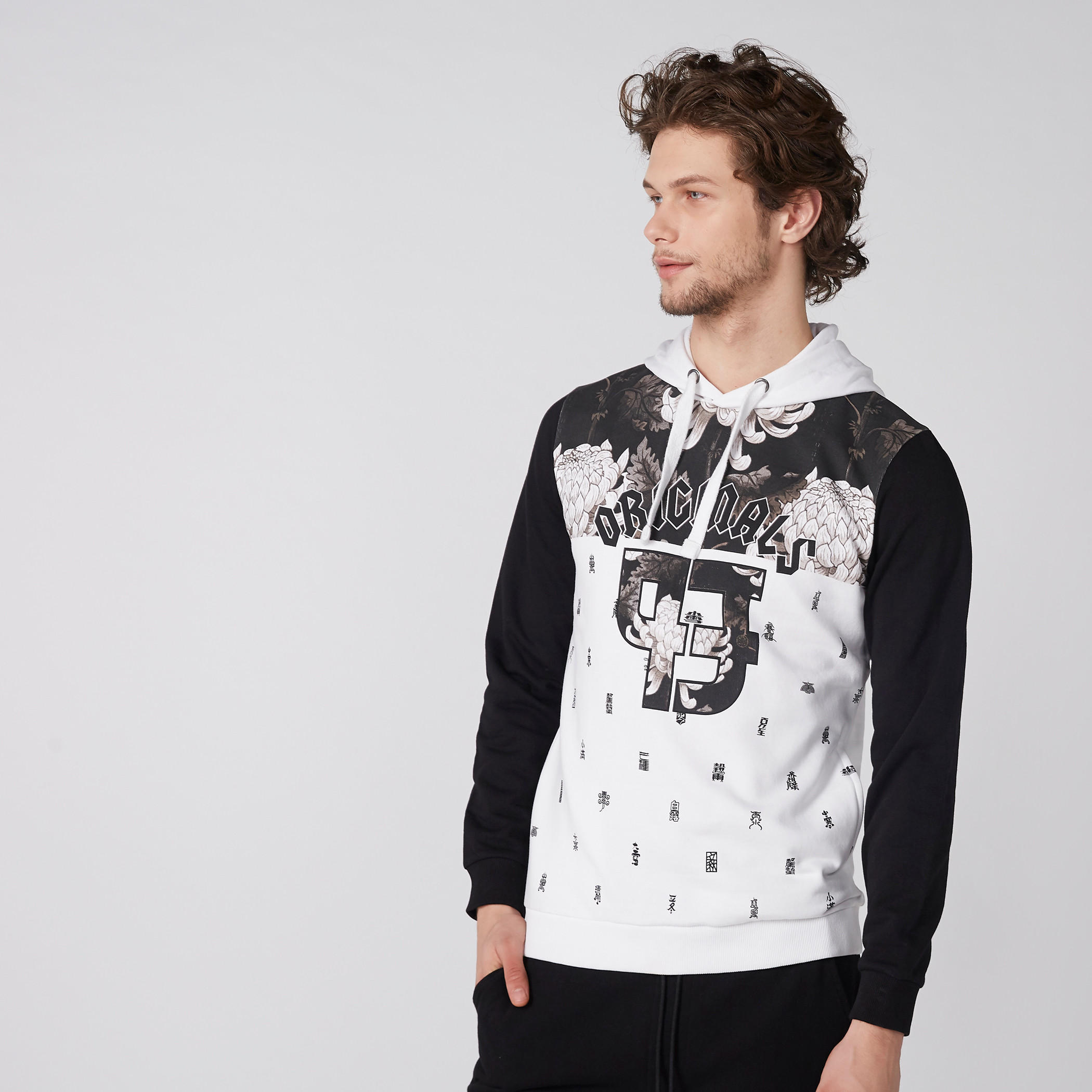 سويت شيرت بأكمام طويلة وقبعة وطبعات-men-winterwear-hoodiesandsweatshirts-image-1
