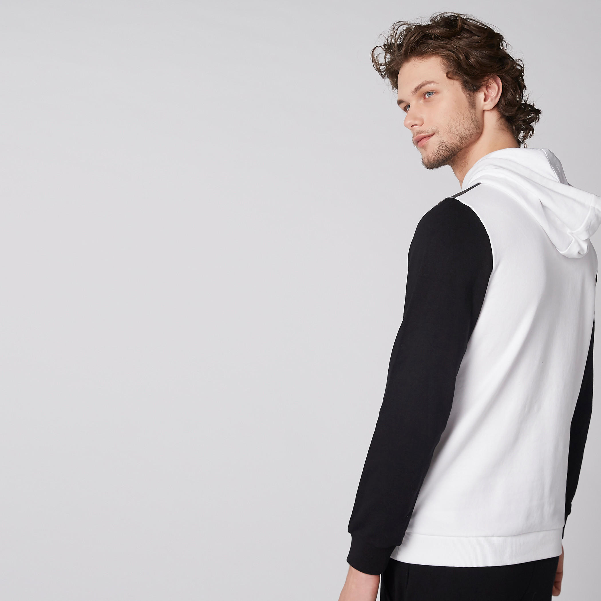سويت شيرت بأكمام طويلة وقبعة وطبعات-men-winterwear-hoodiesandsweatshirts-image-2