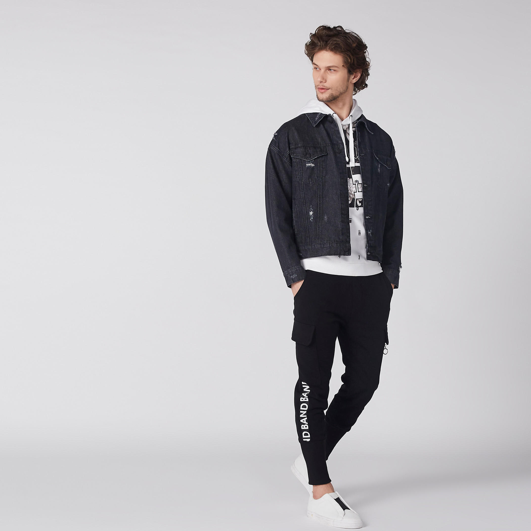 سويت شيرت بأكمام طويلة وقبعة وطبعات-men-winterwear-hoodiesandsweatshirts-image-4