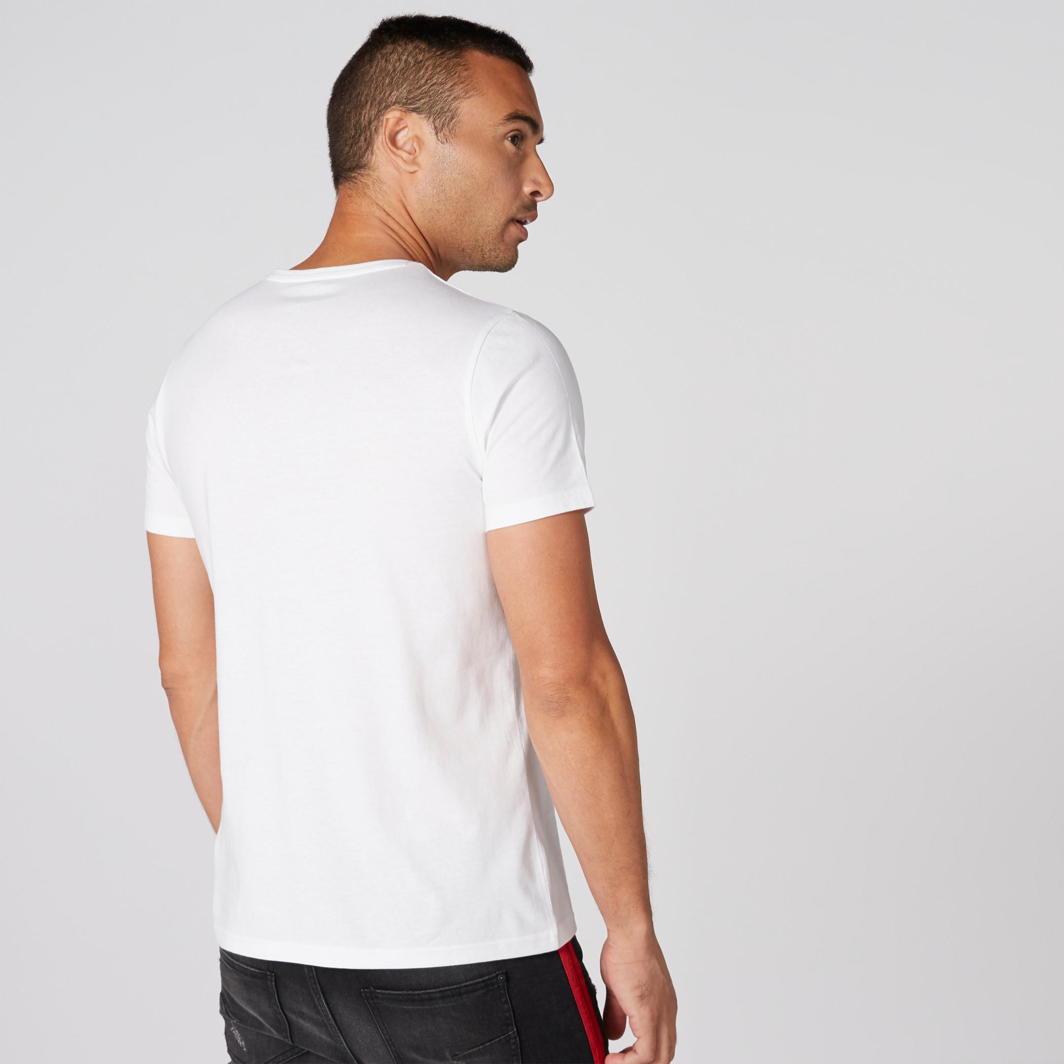 تيشيرت بياقة ضيّقة وأكمام قصيرة وطبعات-men-clothing-tshirtsandpolos-tshirts-image-2