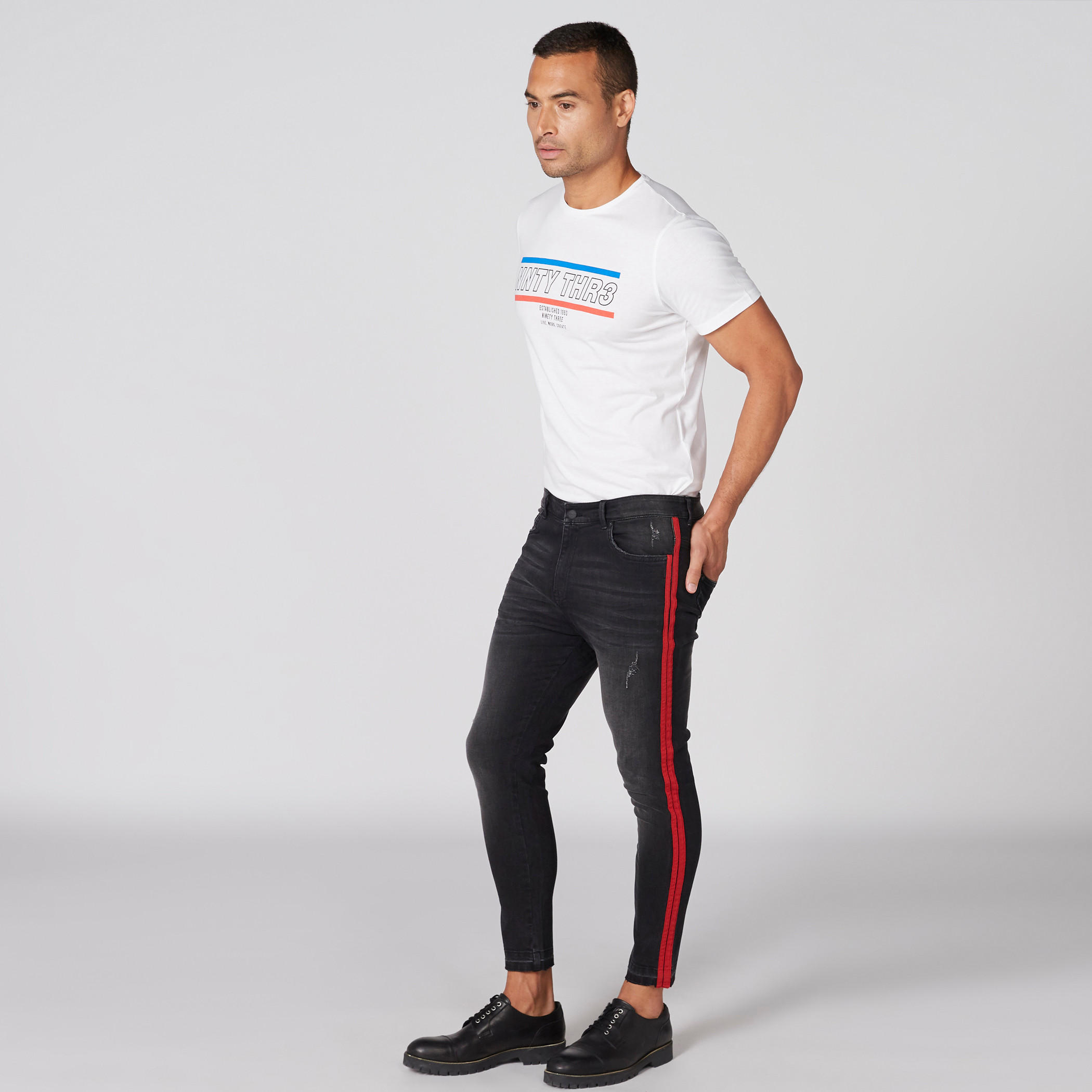 تيشيرت بياقة ضيّقة وأكمام قصيرة وطبعات-men-clothing-tshirtsandpolos-tshirts-image-3