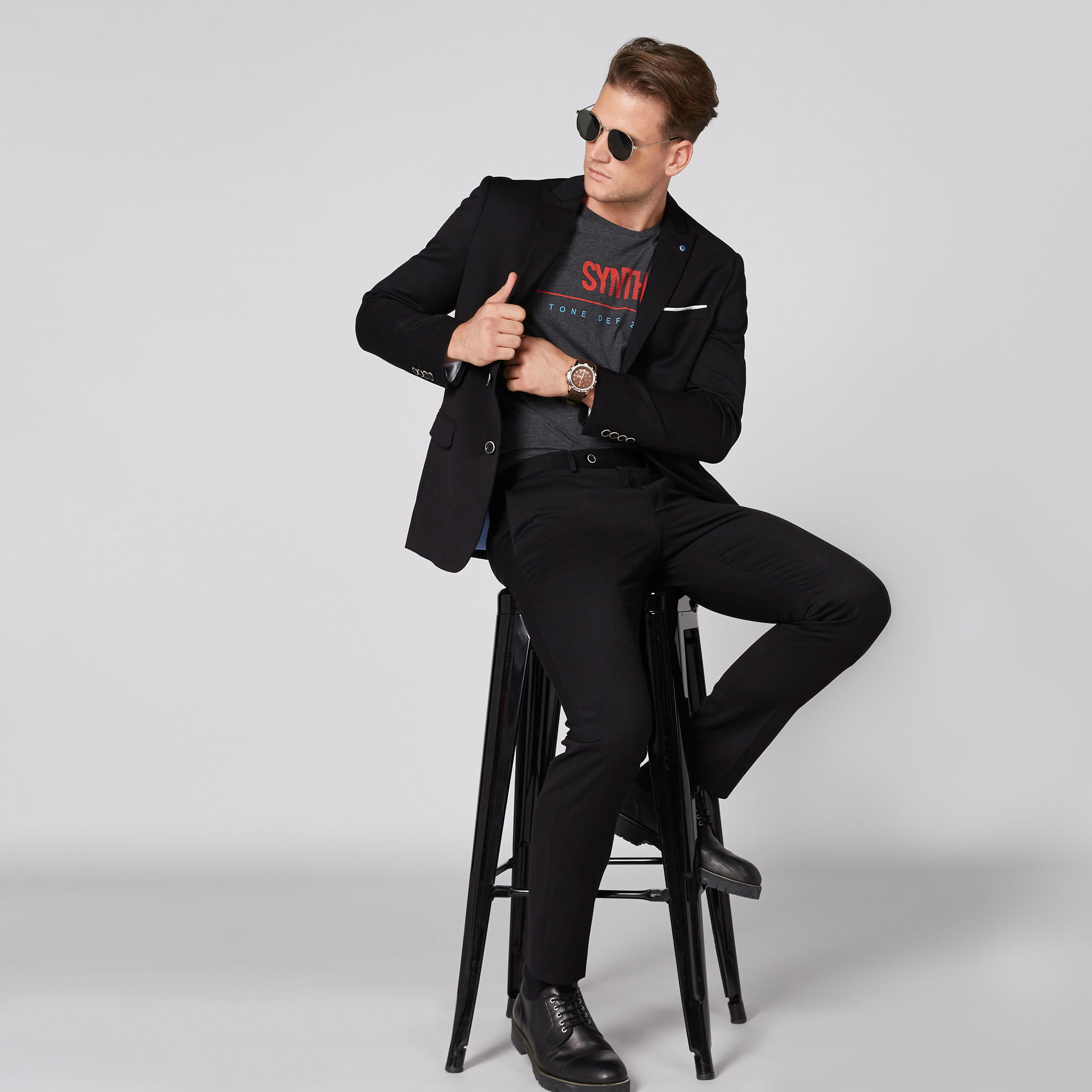 تيشيرت بياقة ضيّقة وأكمام قصيرة وطبعات-men-clothing-tshirtsandpolos-tshirts-image-1