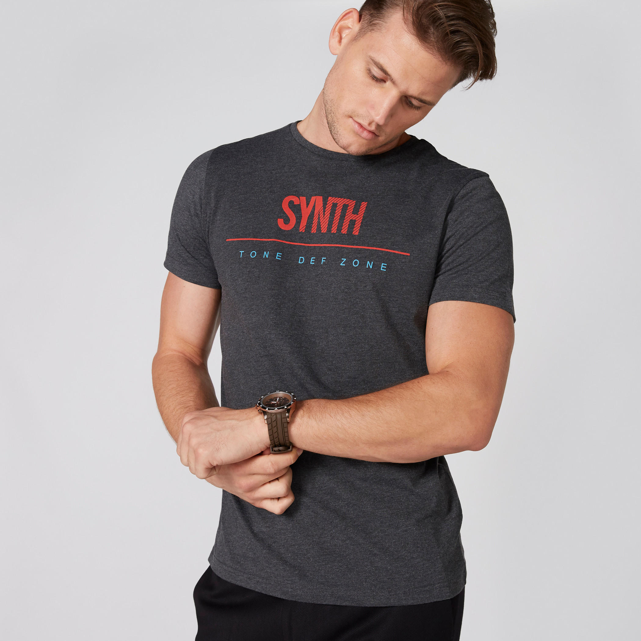 تيشيرت بياقة ضيّقة وأكمام قصيرة وطبعات-men-clothing-tshirtsandpolos-tshirts-image-3