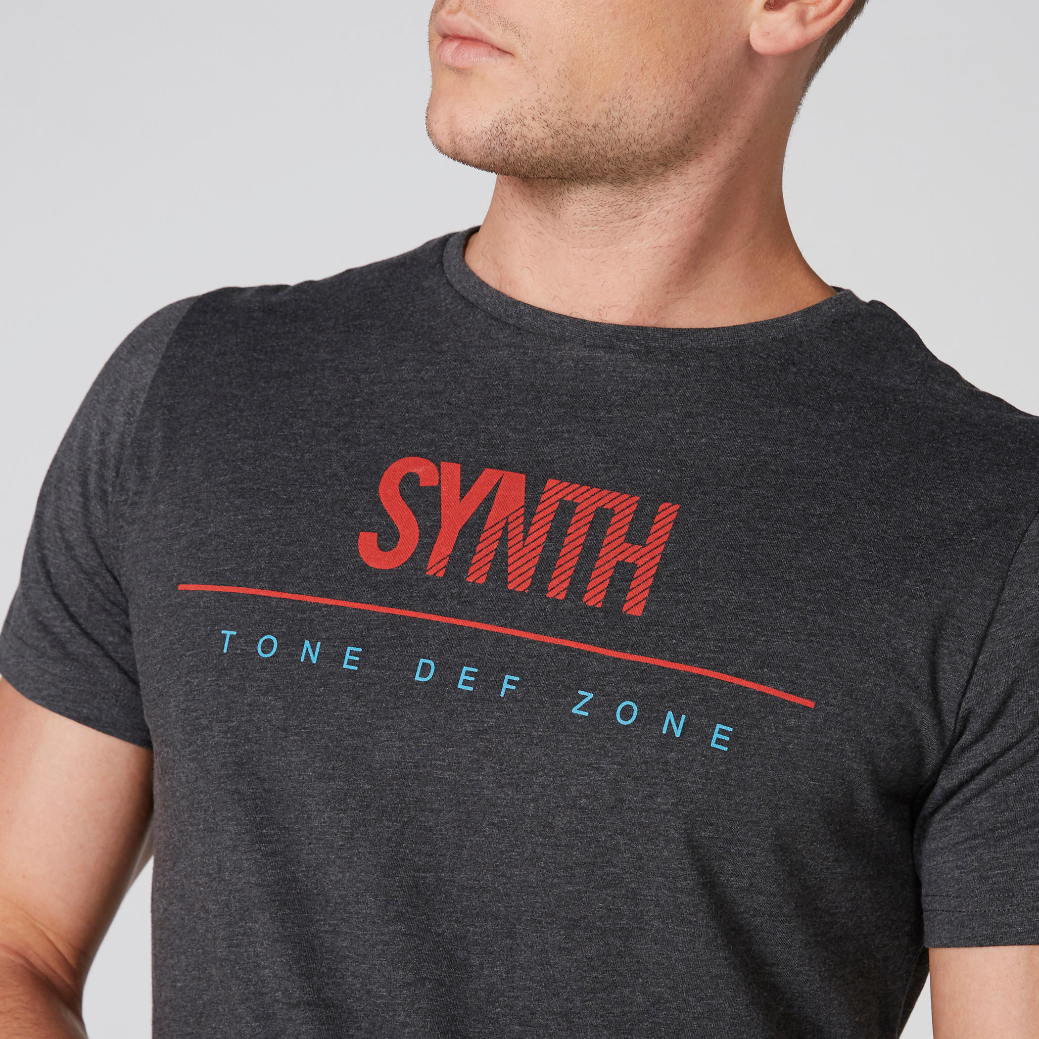 تيشيرت بياقة ضيّقة وأكمام قصيرة وطبعات-men-clothing-tshirtsandpolos-tshirts-image-4