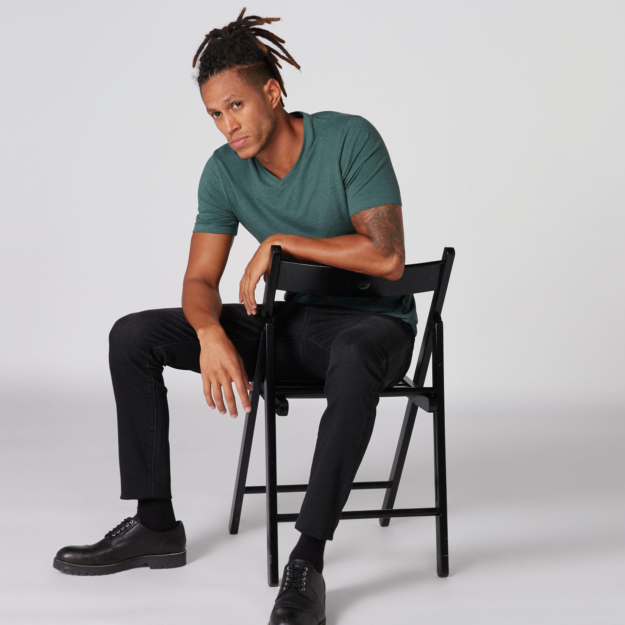 تيشيرت بياقة V وأكمام قصيرة-men-clothing-tshirtsandpolos-tshirts-image-1