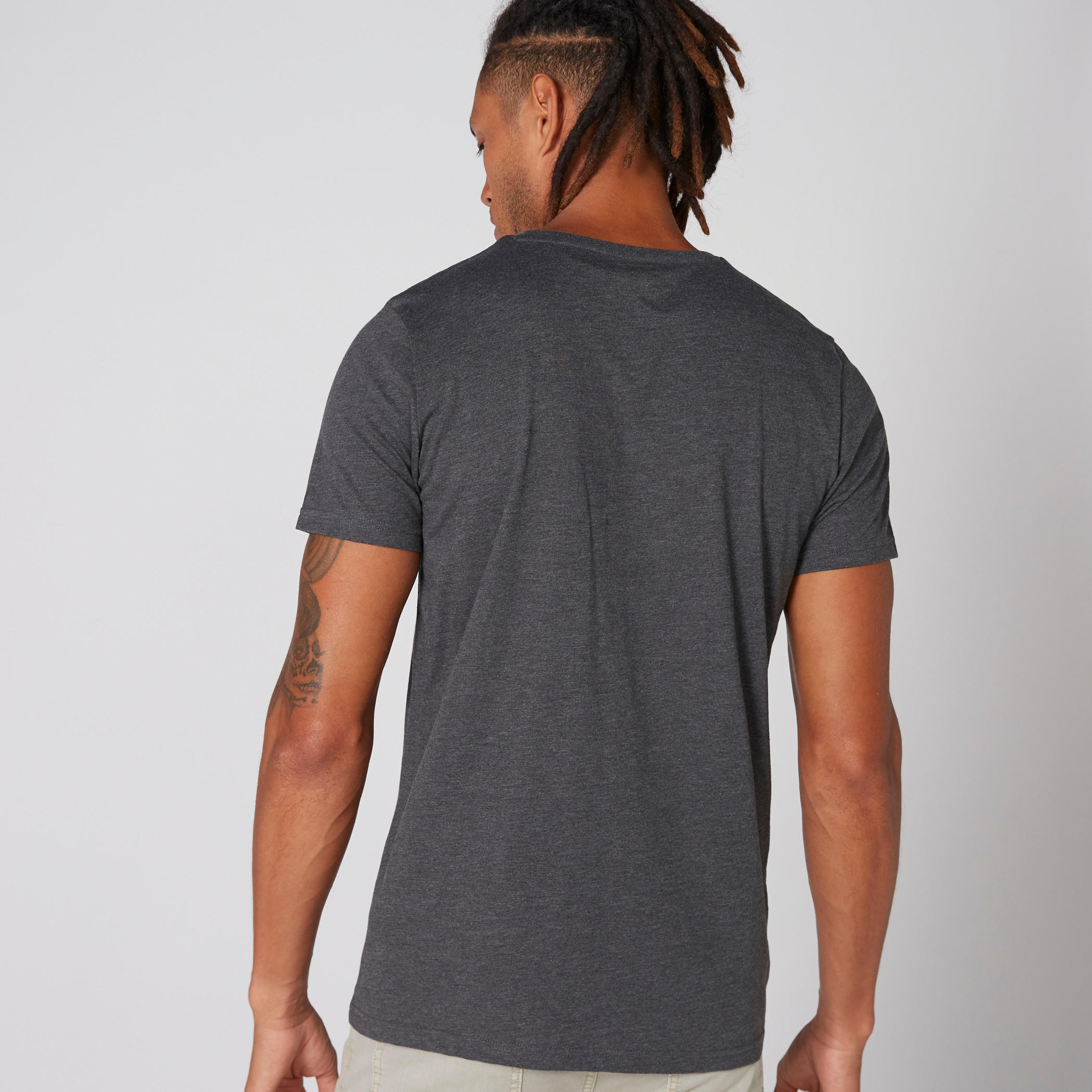 تيشيرت بياقة ضيّقة وأكمام قصيرة وطبعات-men-clothing-tshirtsandpolos-tshirts-image-2