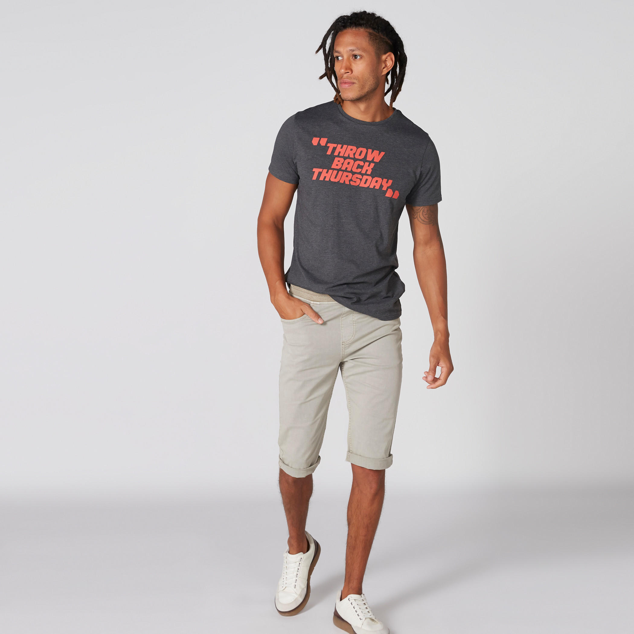 تيشيرت بياقة ضيّقة وأكمام قصيرة وطبعات-men-clothing-tshirtsandpolos-tshirts-image-3