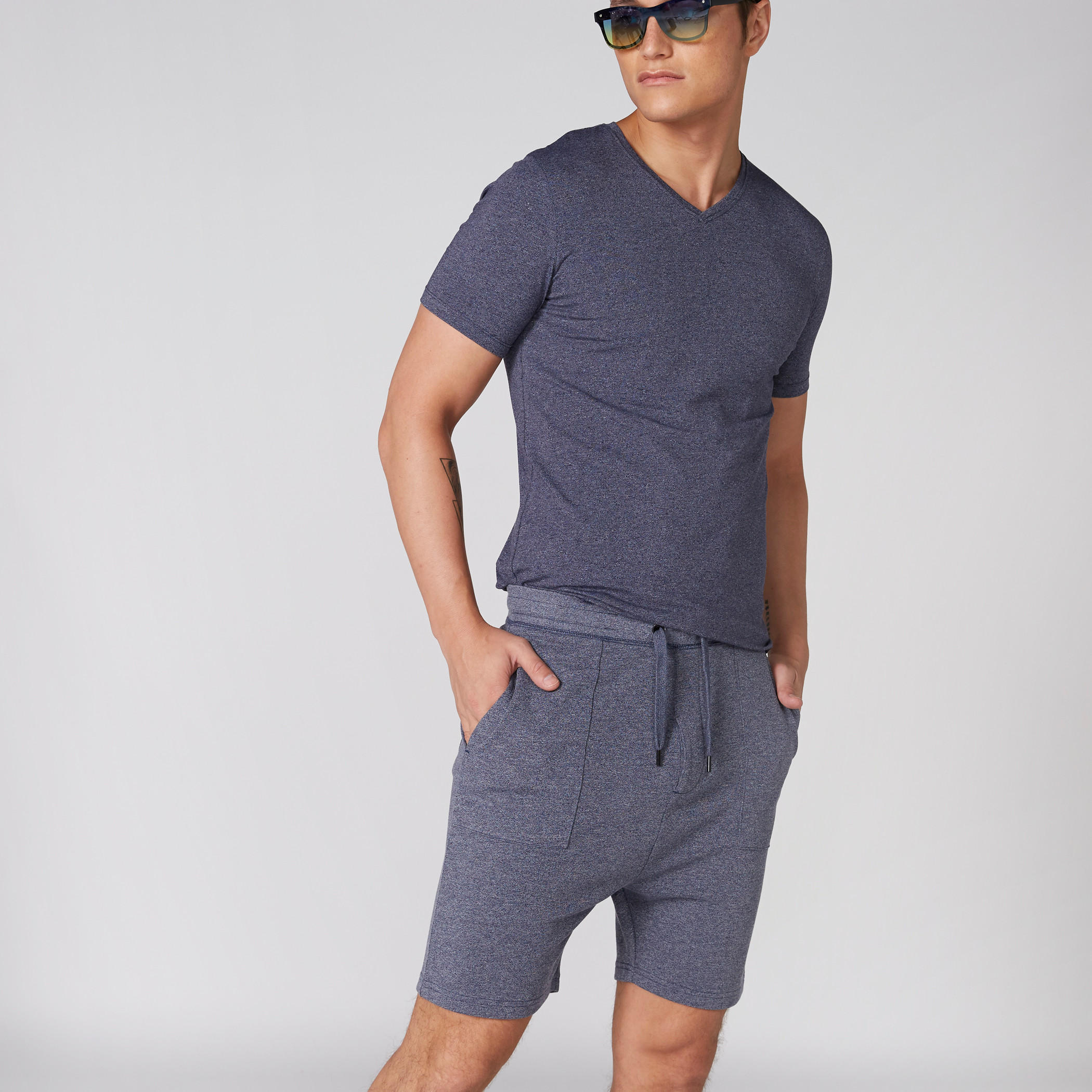 شورت بخصر مطّاطي وجيوب ورباط-men-clothing-bottoms-shorts-image-1