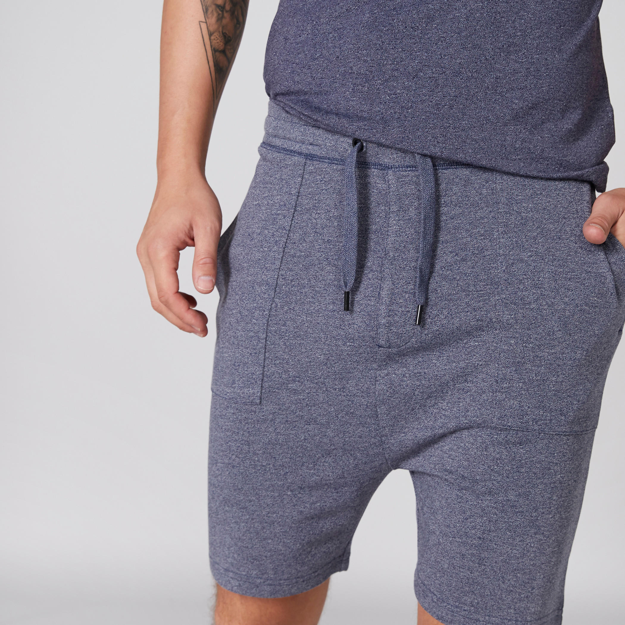 شورت بخصر مطّاطي وجيوب ورباط-men-clothing-bottoms-shorts-image-4