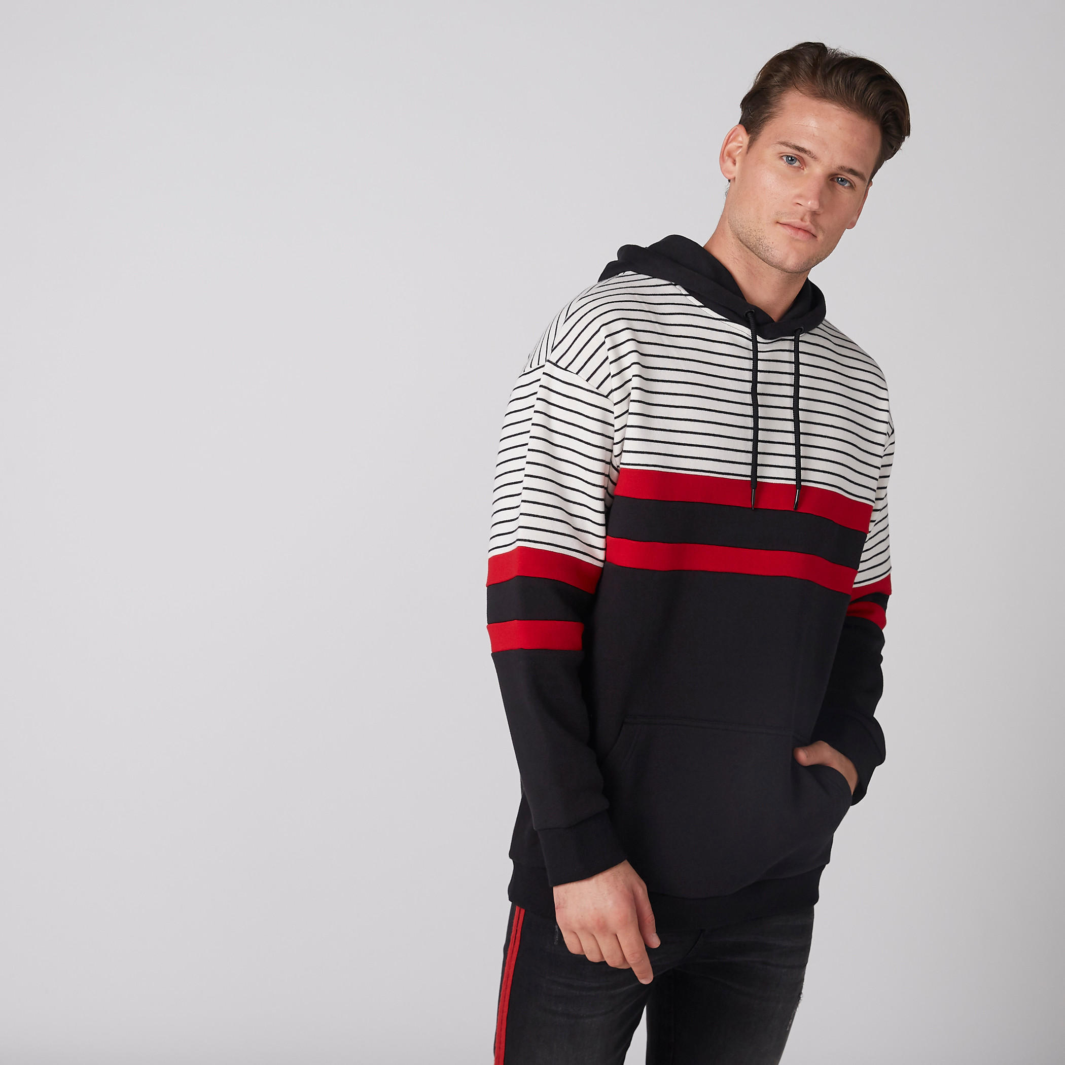 جاكيت مقلم بقبّعة وأكمام طويلة وجيوب-men-winterwear-hoodiesandsweatshirts-image-1