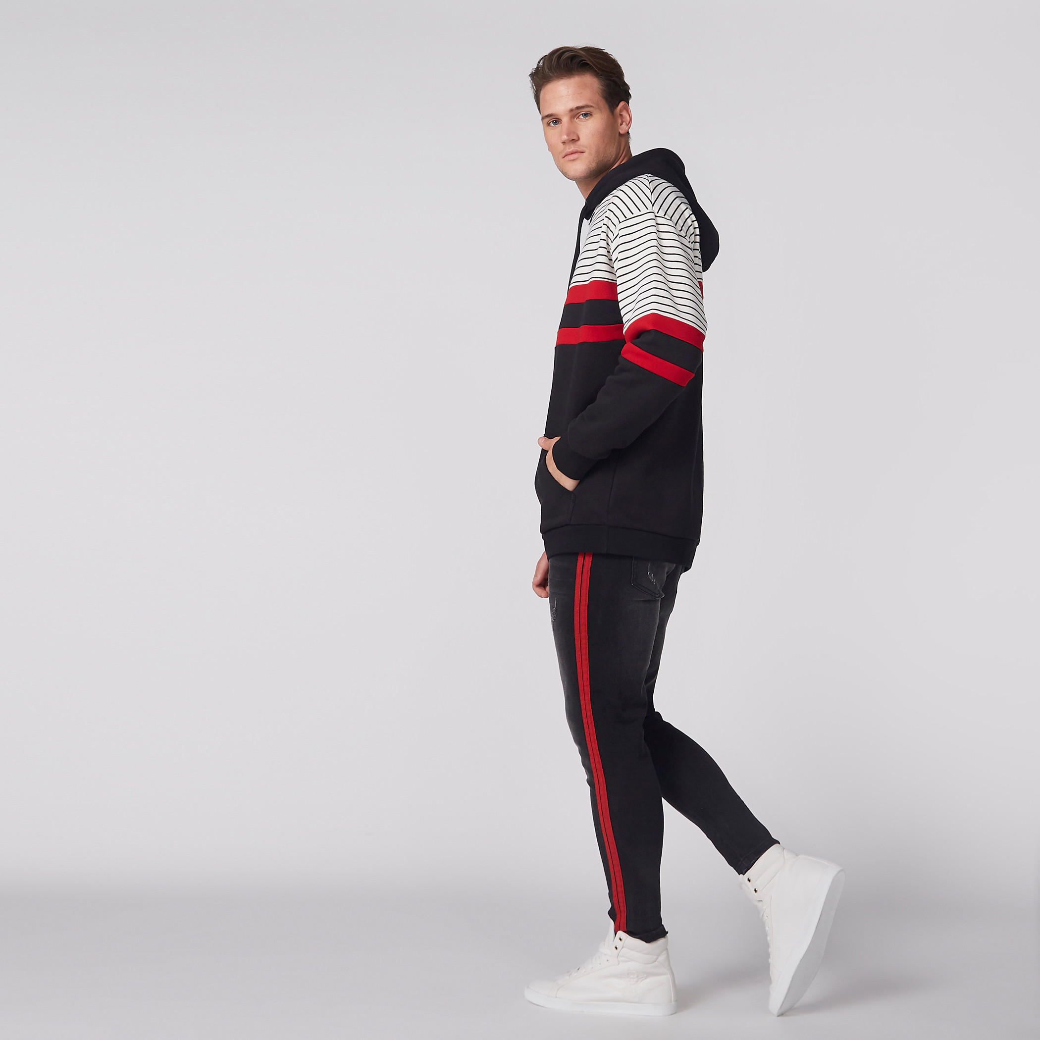 جاكيت مقلم بقبّعة وأكمام طويلة وجيوب-men-winterwear-hoodiesandsweatshirts-image-2