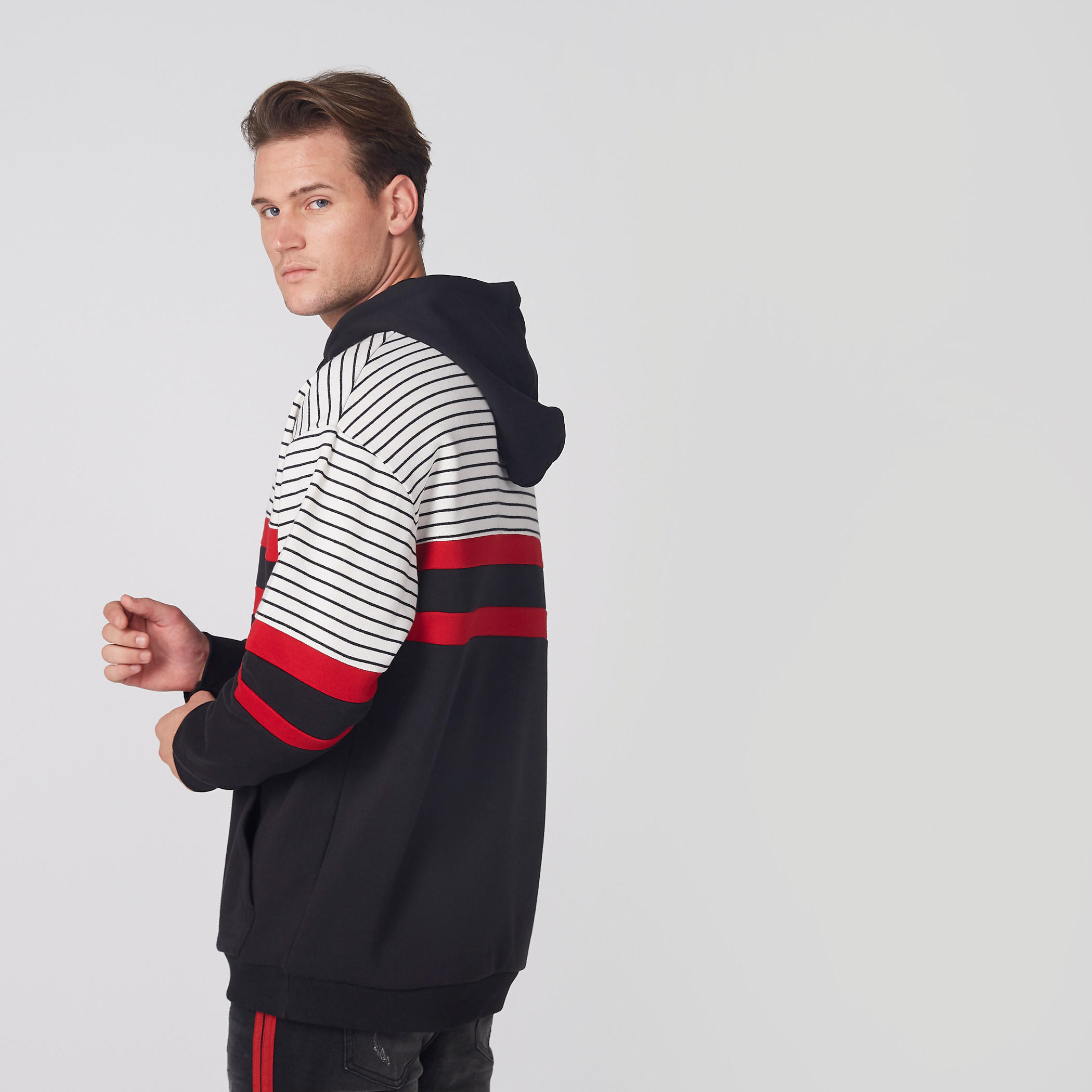 جاكيت مقلم بقبّعة وأكمام طويلة وجيوب-men-winterwear-hoodiesandsweatshirts-image-4